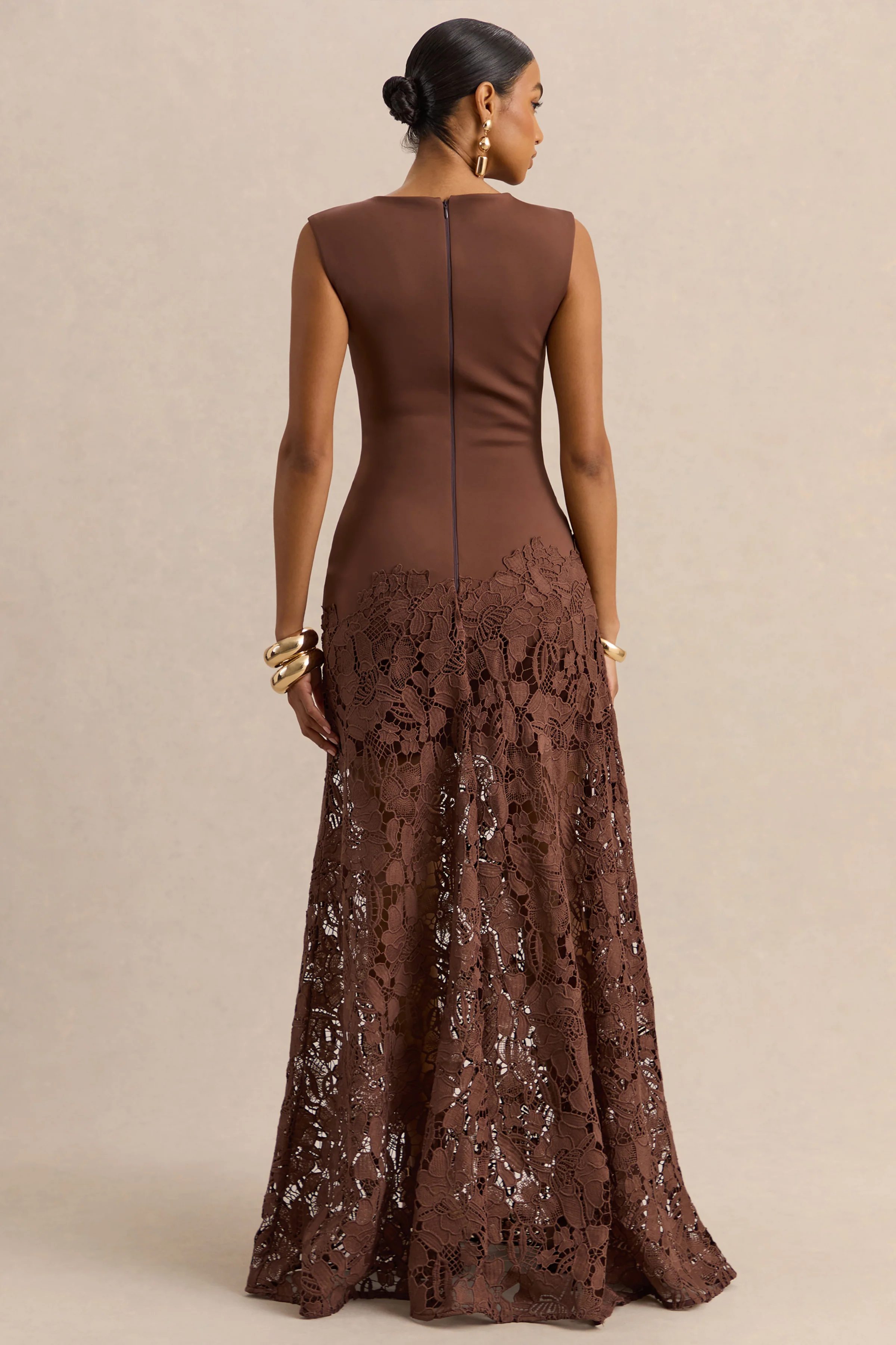 Calune | Braunes Maxikleid aus Spitze mit weitem Ausschnitt - Image 2