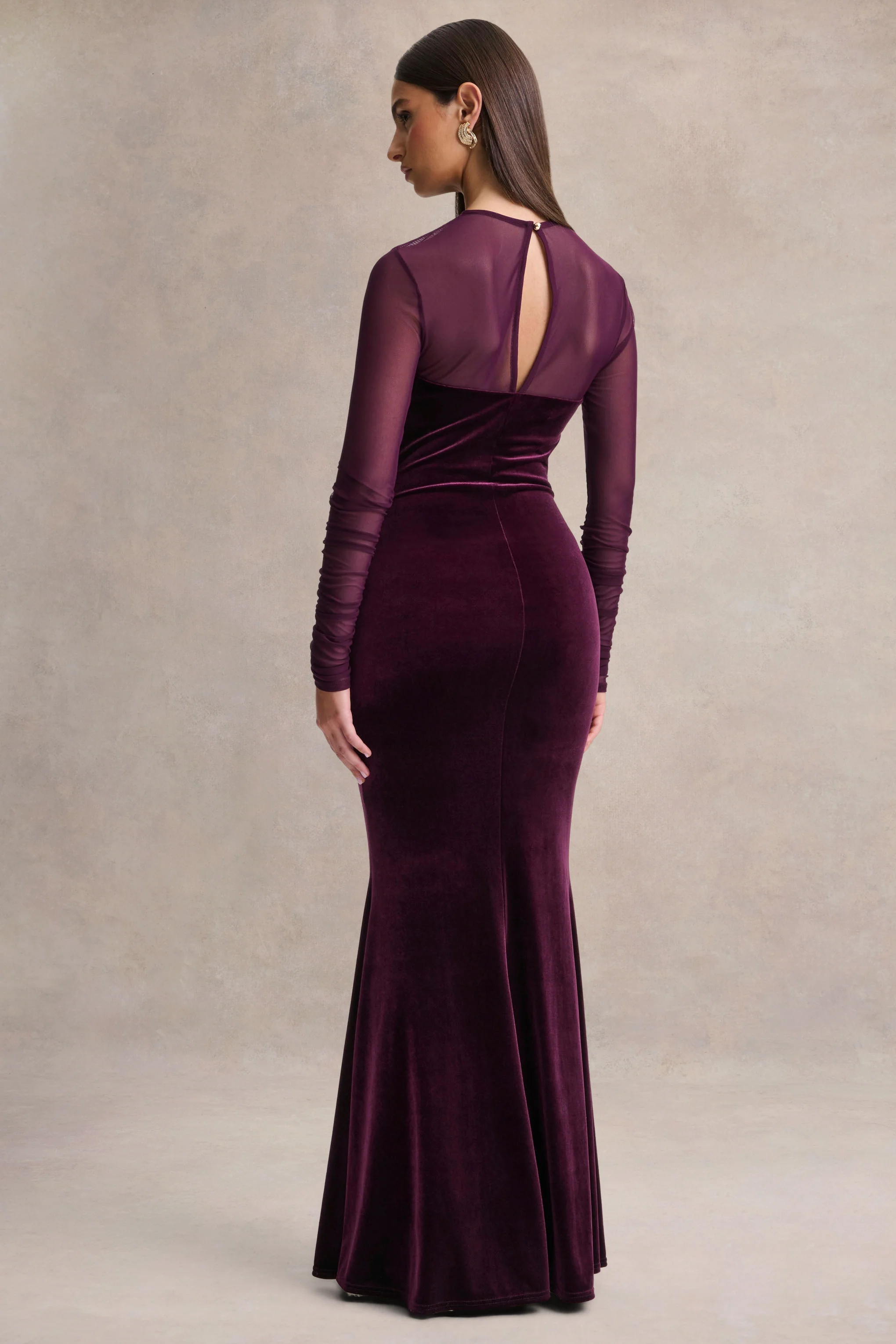 Cambria | Pflaumenfarbenes Maxikleid aus Samt mit hohem Ausschnitt und Drapierung - Image 2