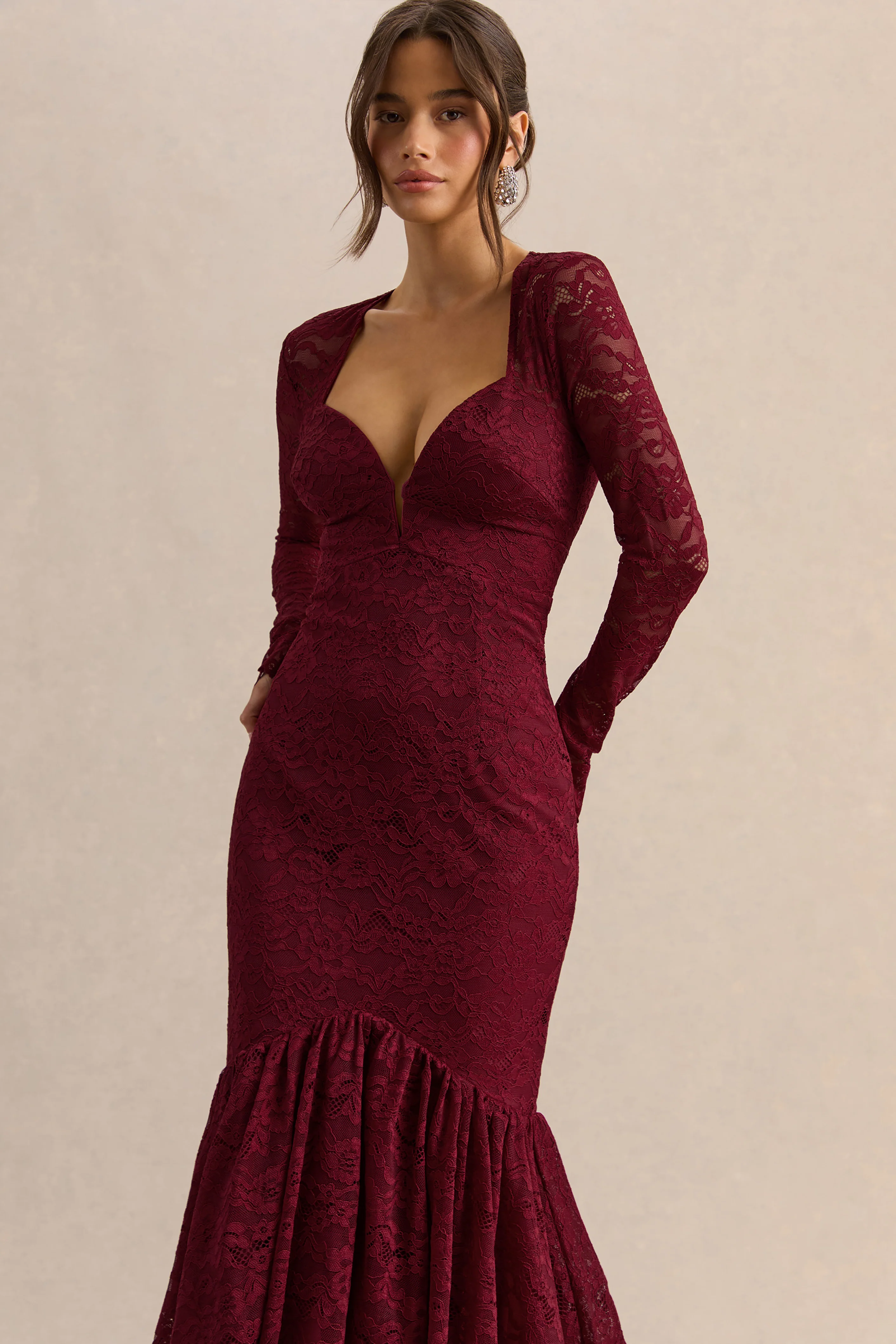 Camilly | Bordeauxfarbenes Spitzen-Midikleid mit tiefem Ausschnitt und Volantsaum - Image 3