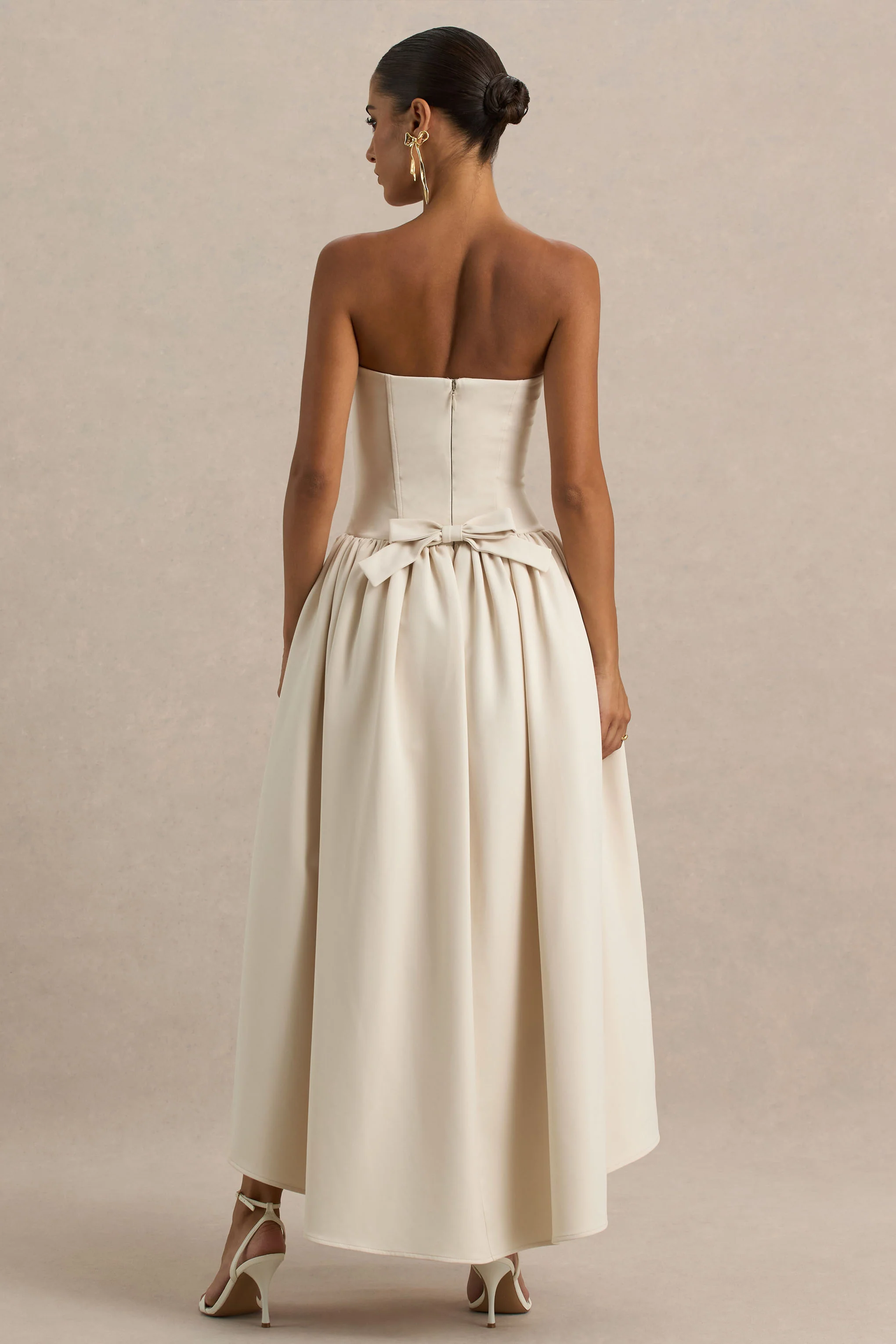 Candice | Cremefarbenes Bandeau-Midikleid mit Rückenschleifen-Detail - Image 2