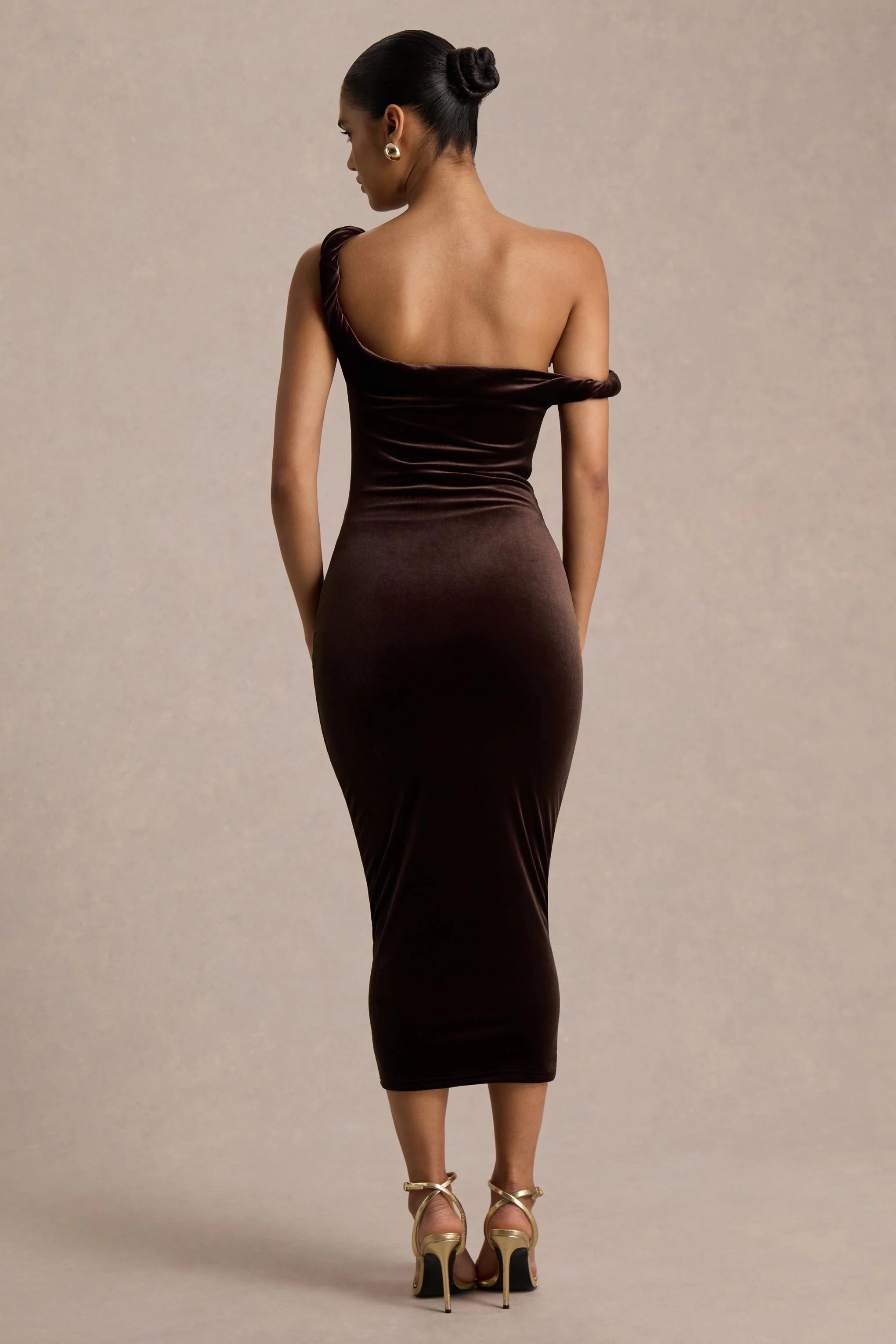 Carella | Braunes Midikleid aus Samt mit asymmetrischem, gedrehtem Ausschnitt - Image 2