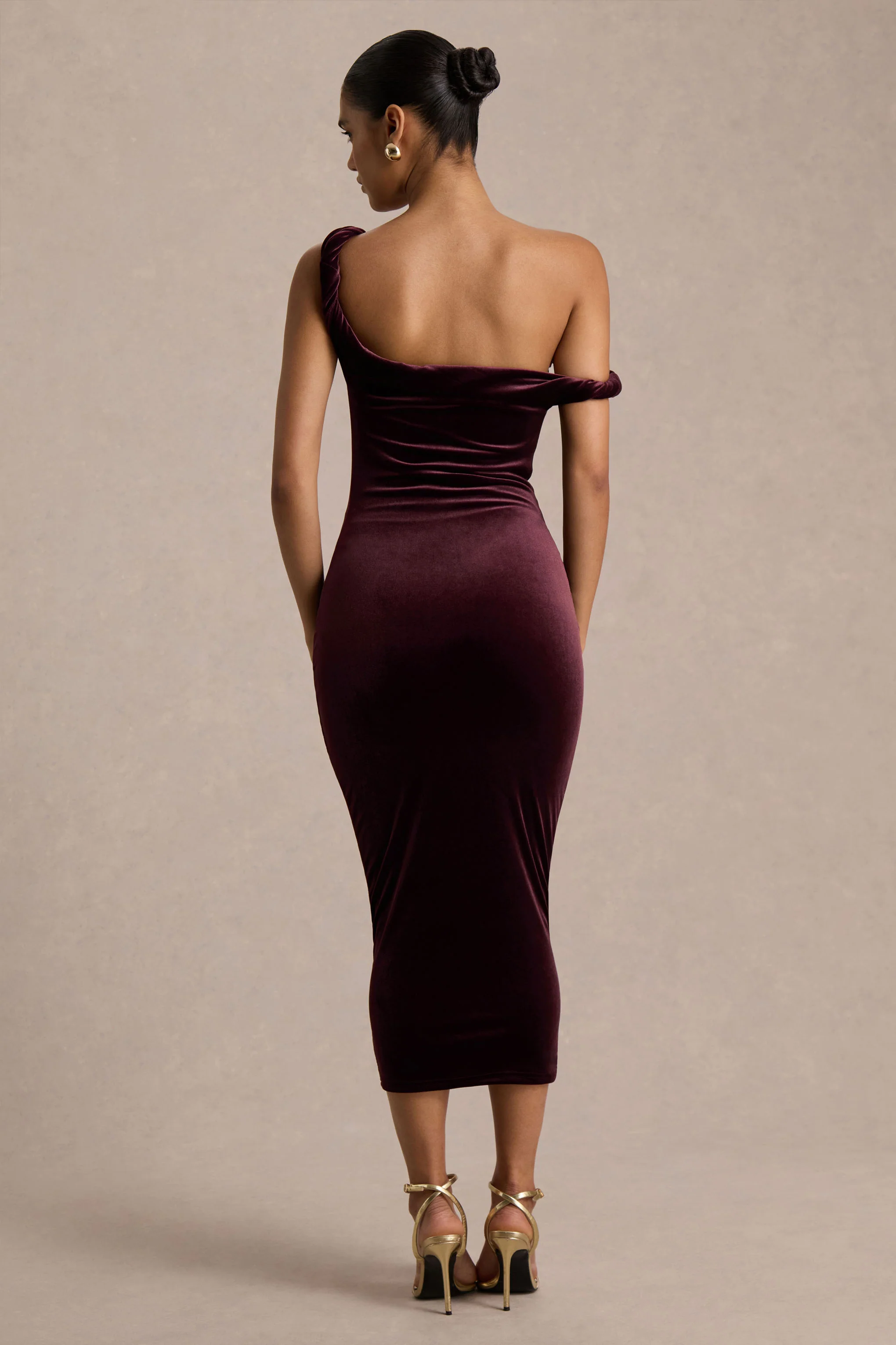 Carella | Burgunderfarbenes Midikleid aus Samt mit gedrehtem, asymmetrischem Design - Image 2
