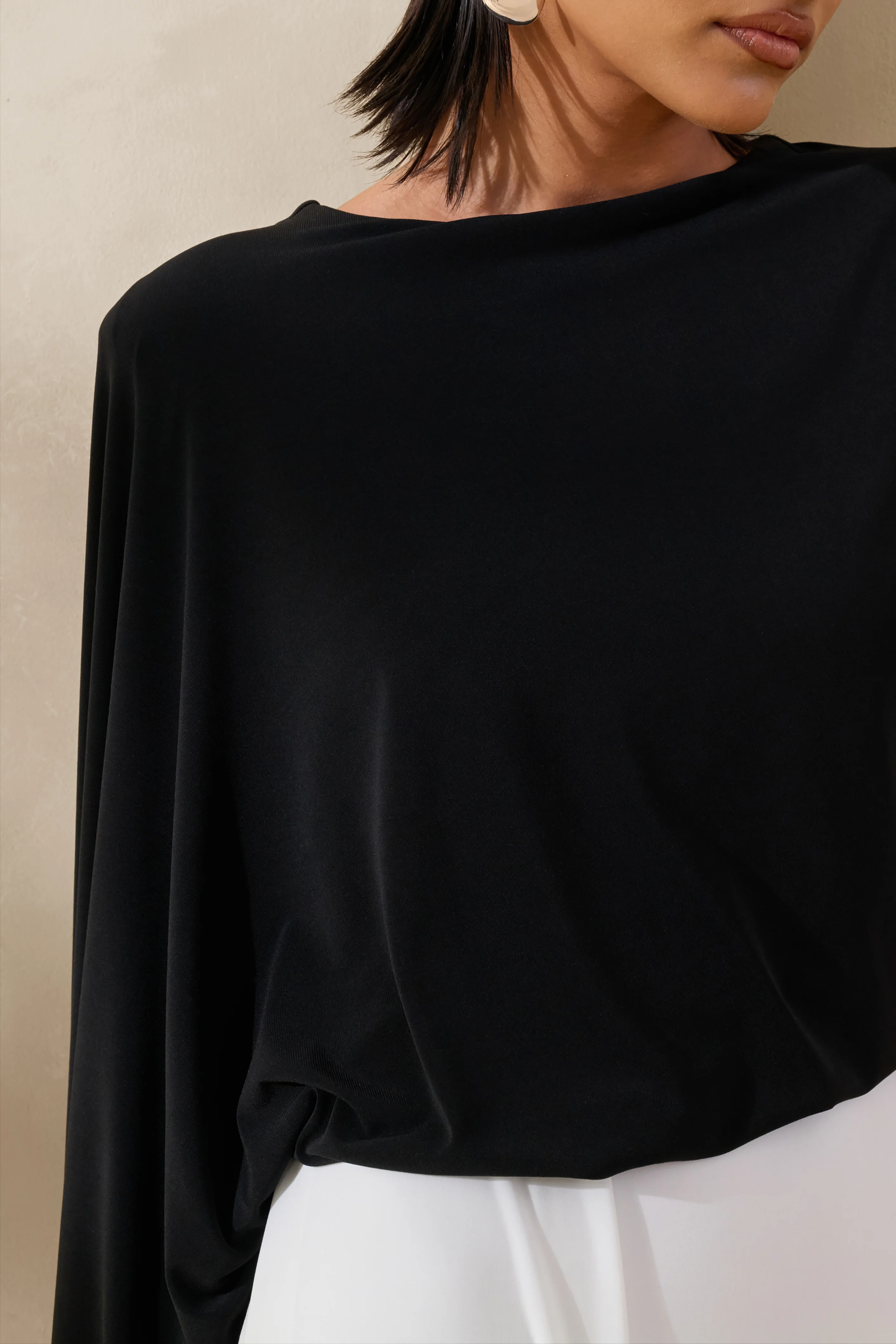 Carenza | Schwarz-weißes Maxikleid mit weitem Ausschnitt und Cape-Ärmel - Image 3
