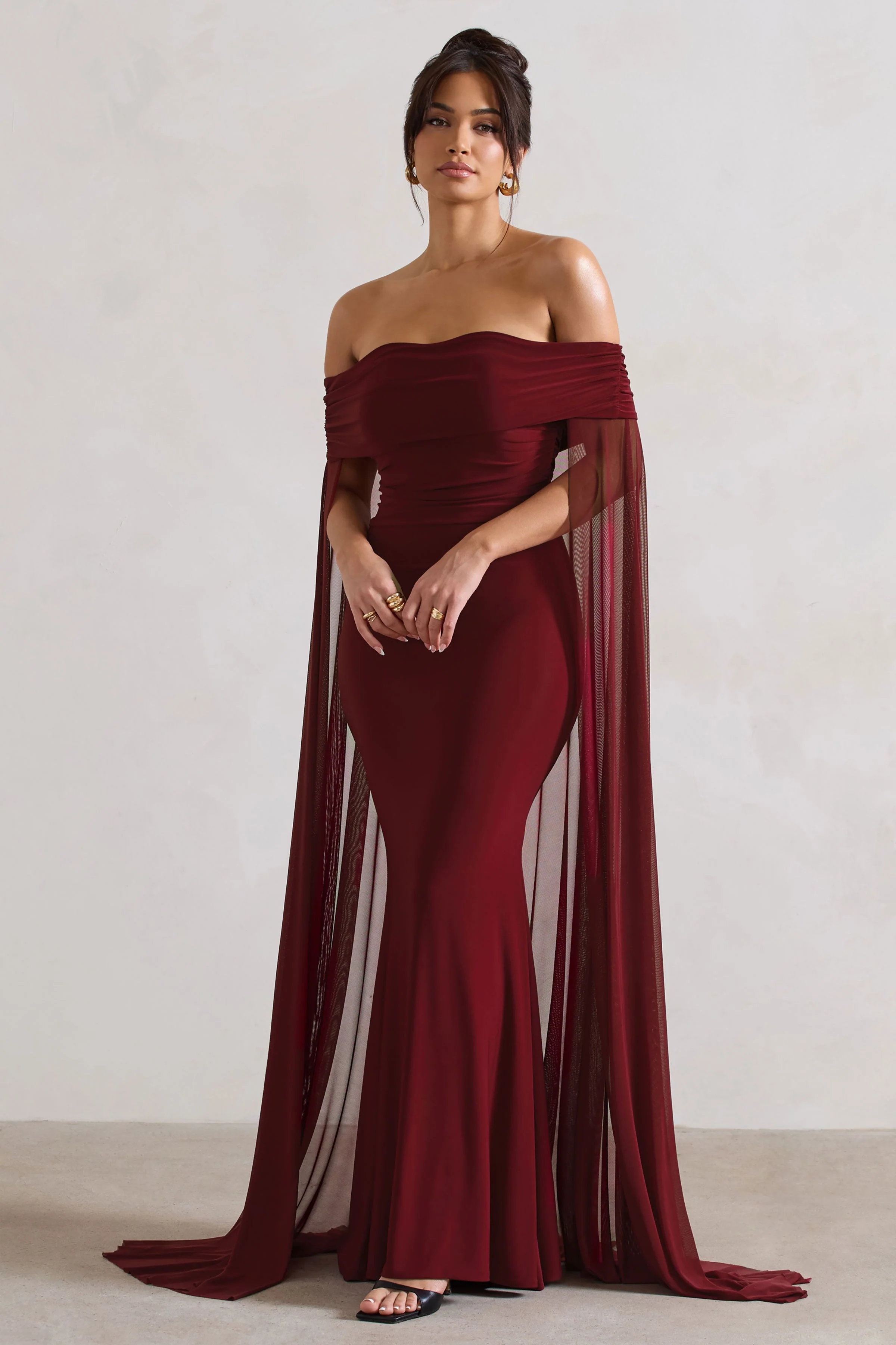 Carlotta | Beerenfarbenes Bardot-Maxikleid mit Chiffon-Cape - Image 5