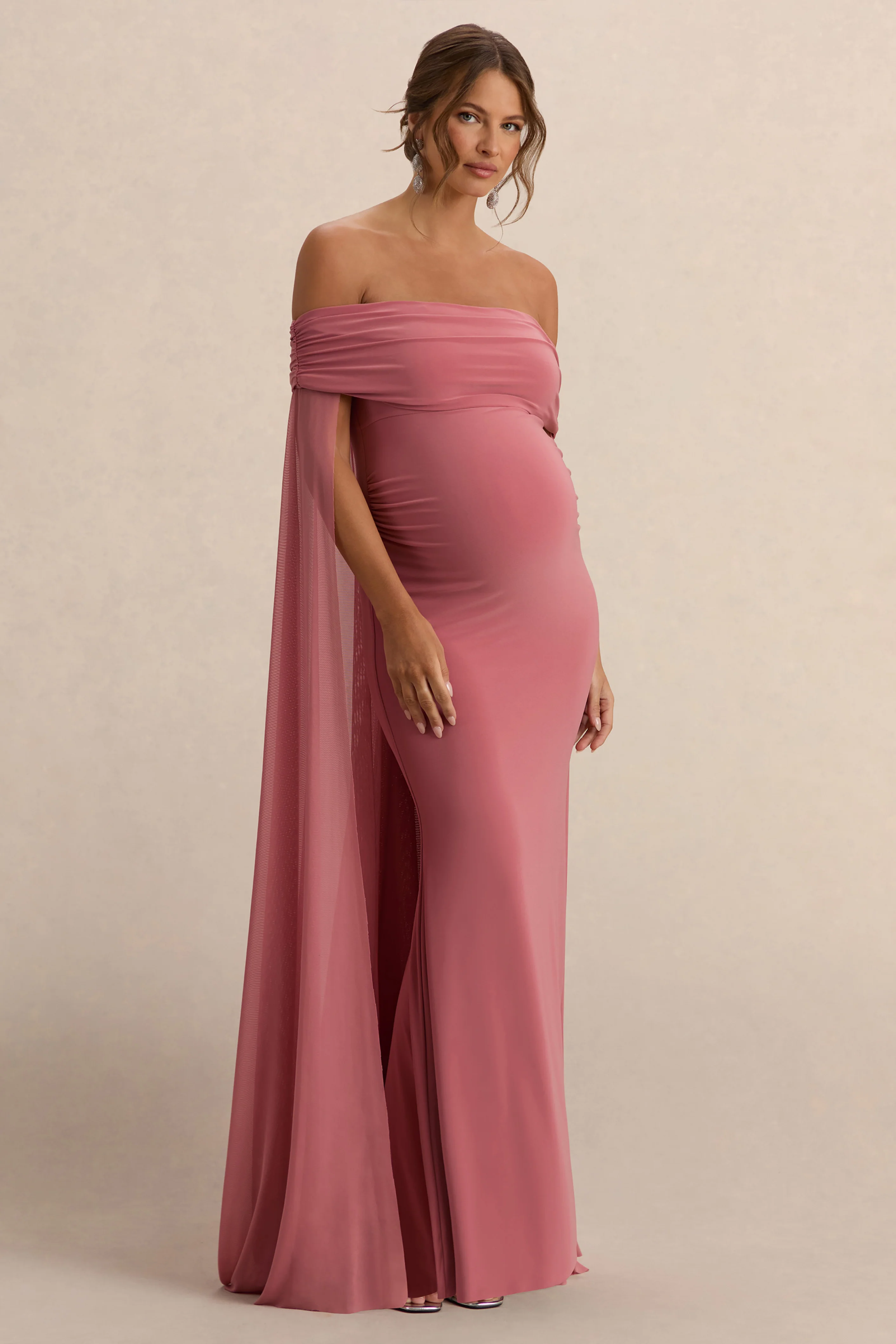 Carlotta | Blassrosa Bardot Umstands-Maxikleid mit Chiffon-Cape - Image 5
