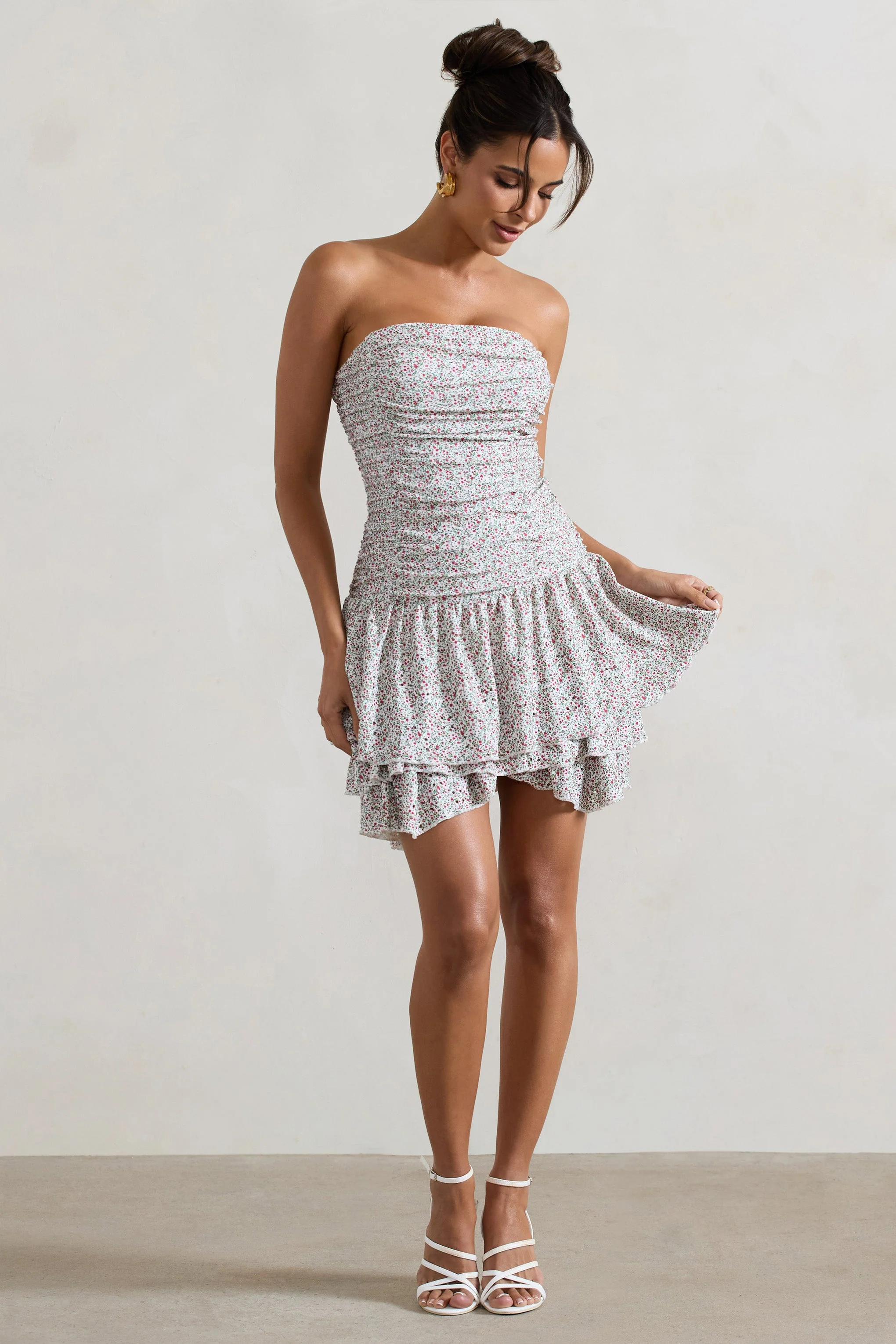 Casena | Rot Weiß geblümtes trägerloses Minikleid mit Rüschensaum - Image 4