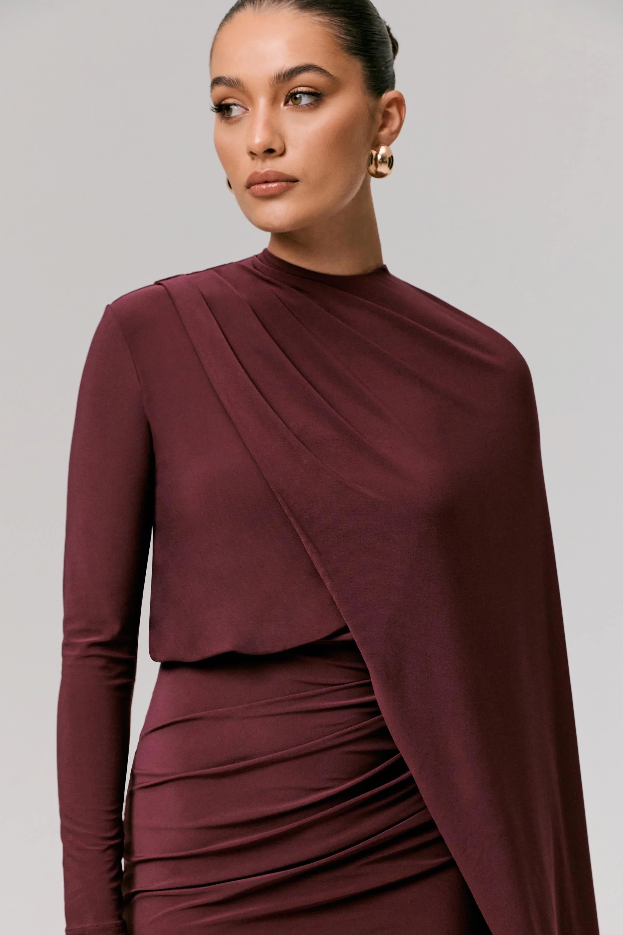 Celeste | Burgunderfarbenes Minikleid mit langen Ärmeln und Cape-Detail - Image 6