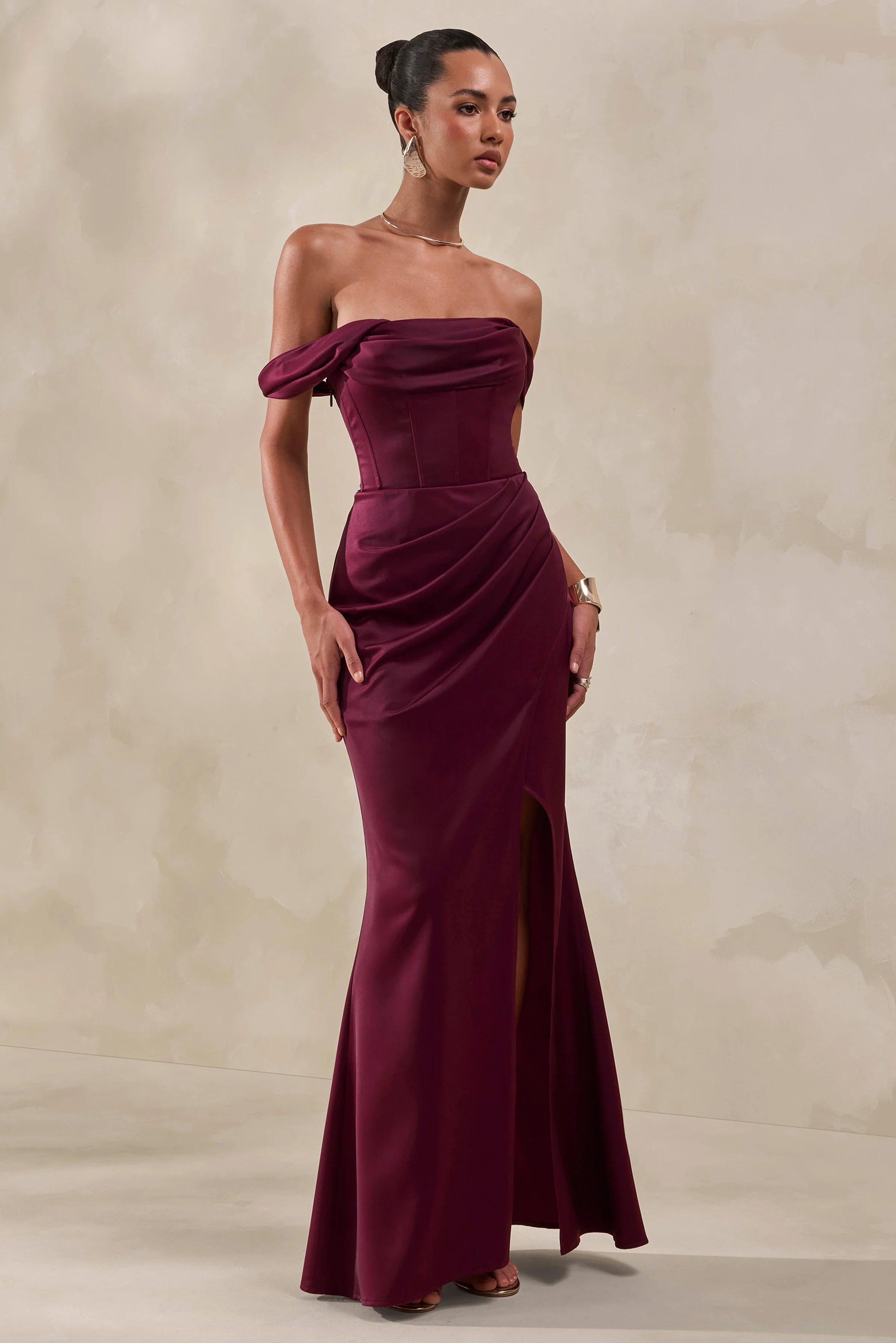 Celinea | Burgunderfarbenes Maxikleid aus Satin mit Bardot-Ausschnitt und hohem Frontschlitz - Image 4