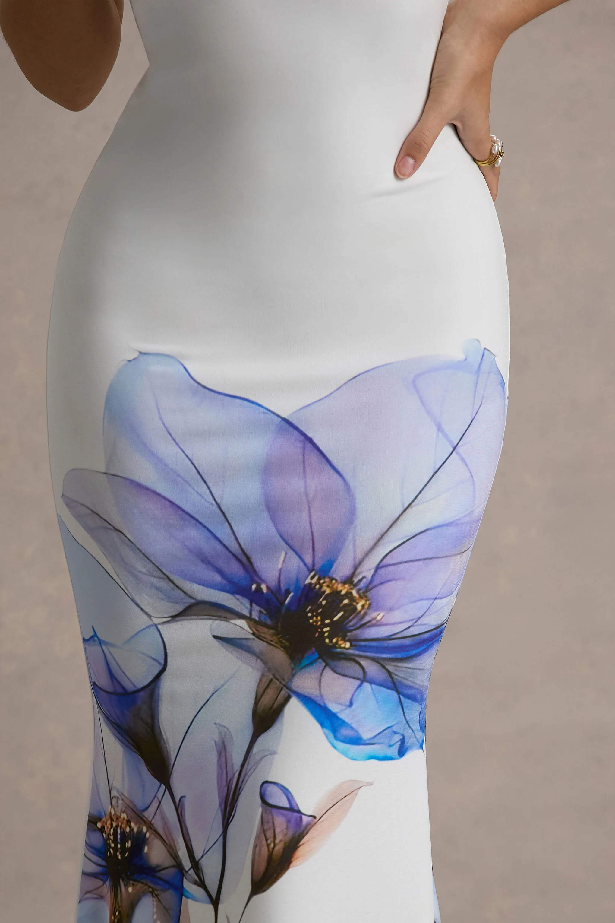 Ceremony | Weißes Maxi-Bandeaukleid mit Blumenmuster und Fischschwanz-Saum - Image 5