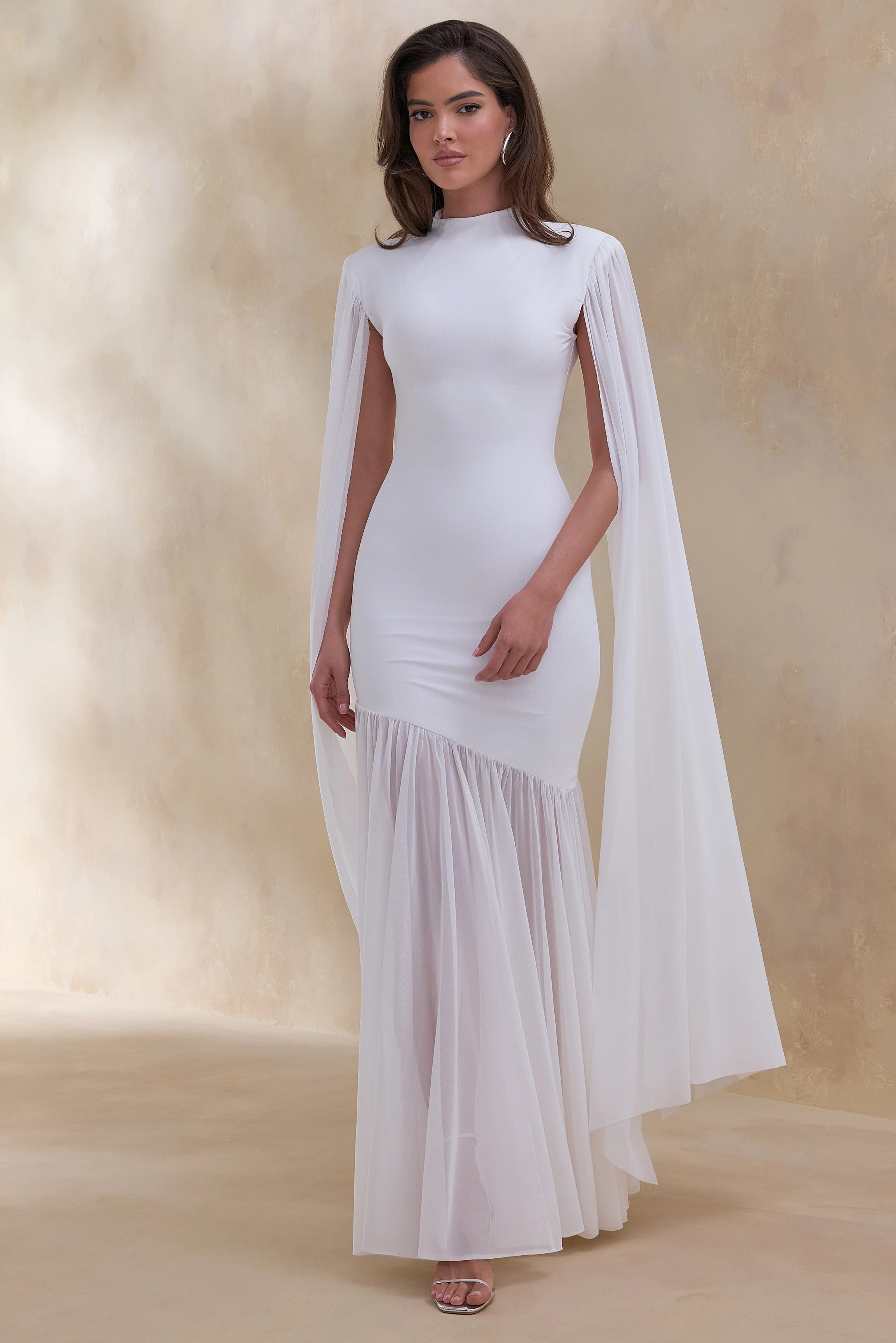 Chantelle | Weißes Maxikleid mit hohem Ausschnitt, tief sitzender Taille und Cape-Ärmeln - Image 4