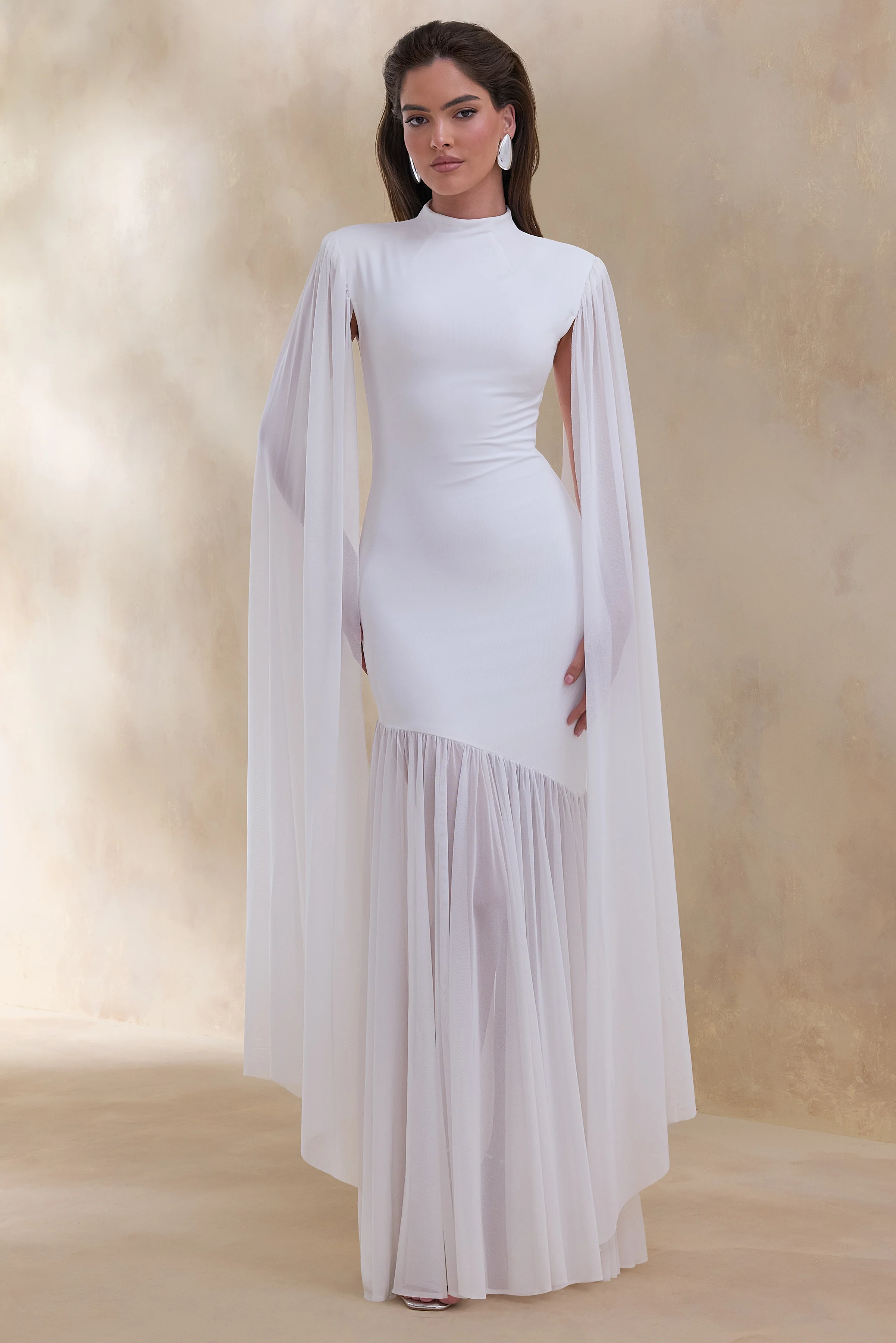 Chantelle | Weißes Maxikleid mit hohem Ausschnitt, tief sitzender Taille und Cape-Ärmeln - Image 5