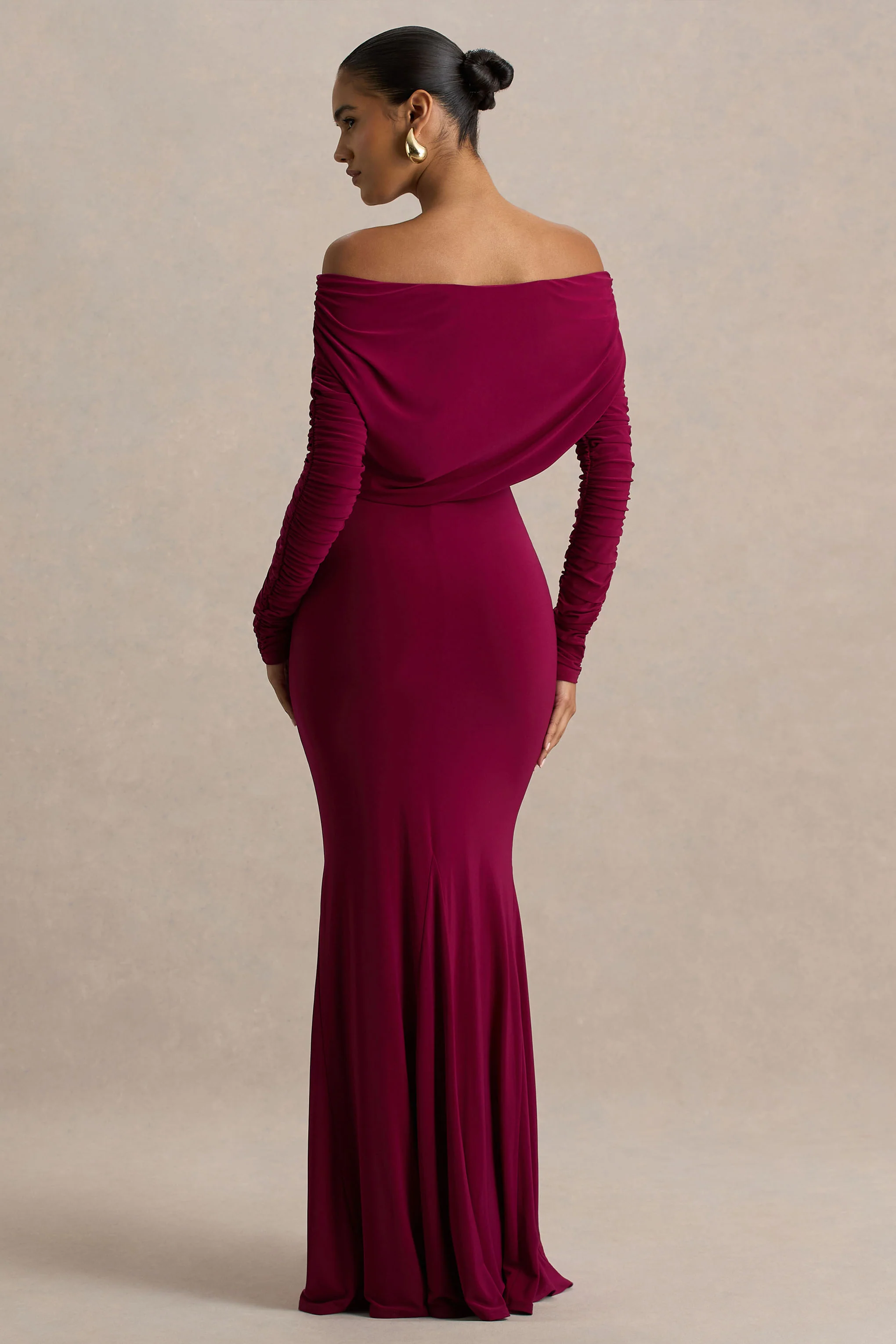 Cilla | Burgunderfarbenes Maxikleid mit Bardot-Ausschnitt und Raffung - Image 2