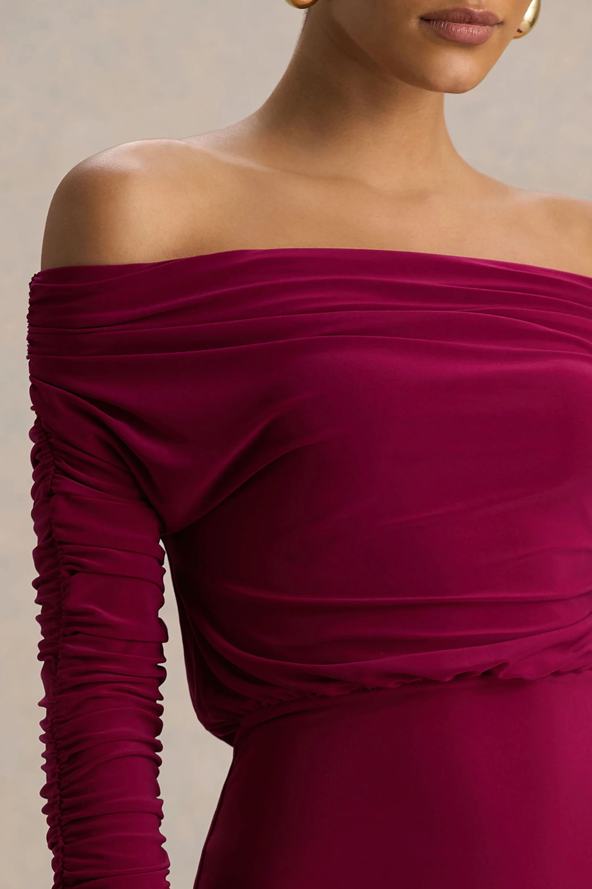 Cilla | Burgunderfarbenes Maxikleid mit Bardot-Ausschnitt und Raffung - Image 4
