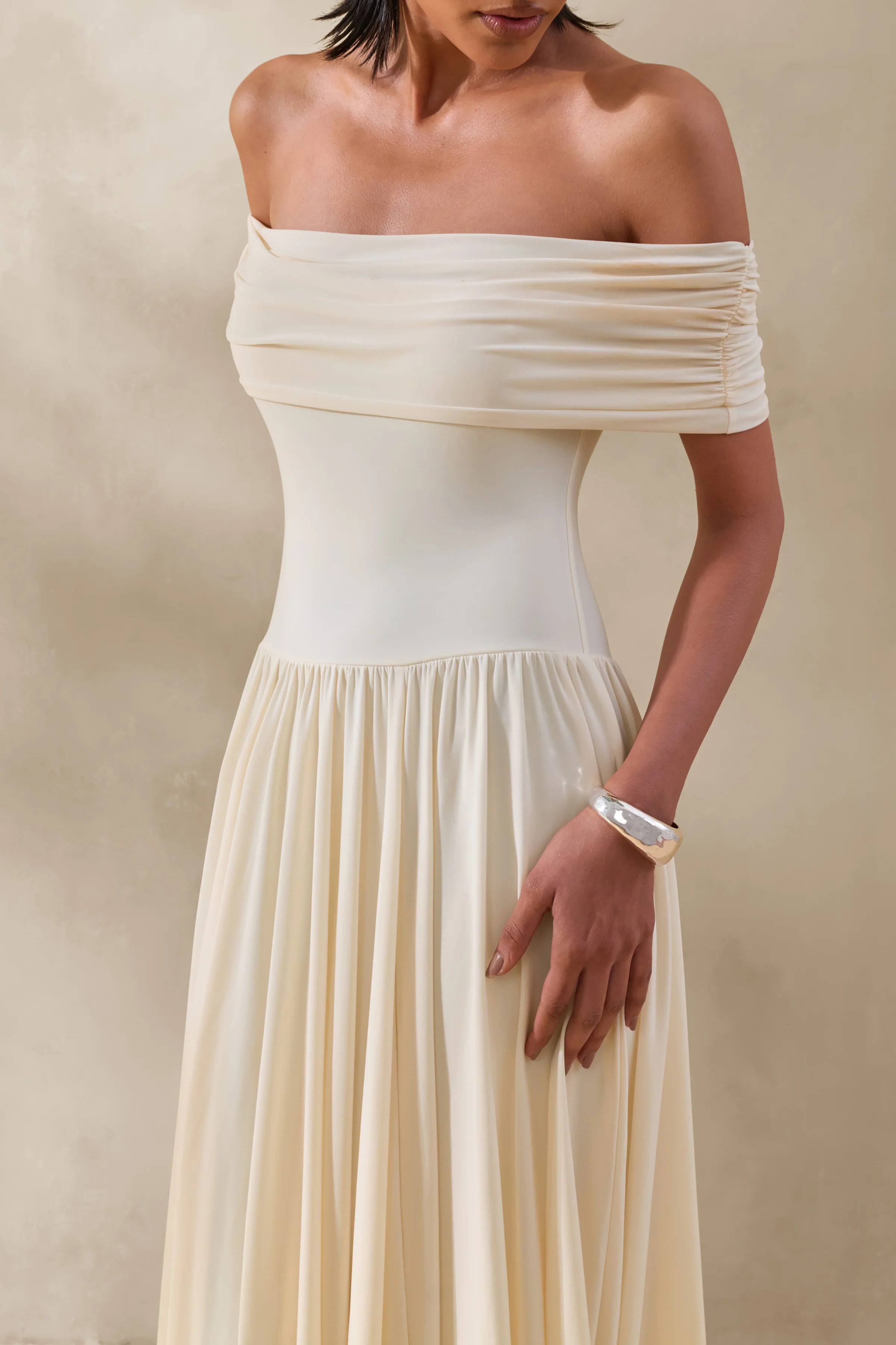 Cindie | Cremefarbenes Bardot-Maxikleid - Image 3