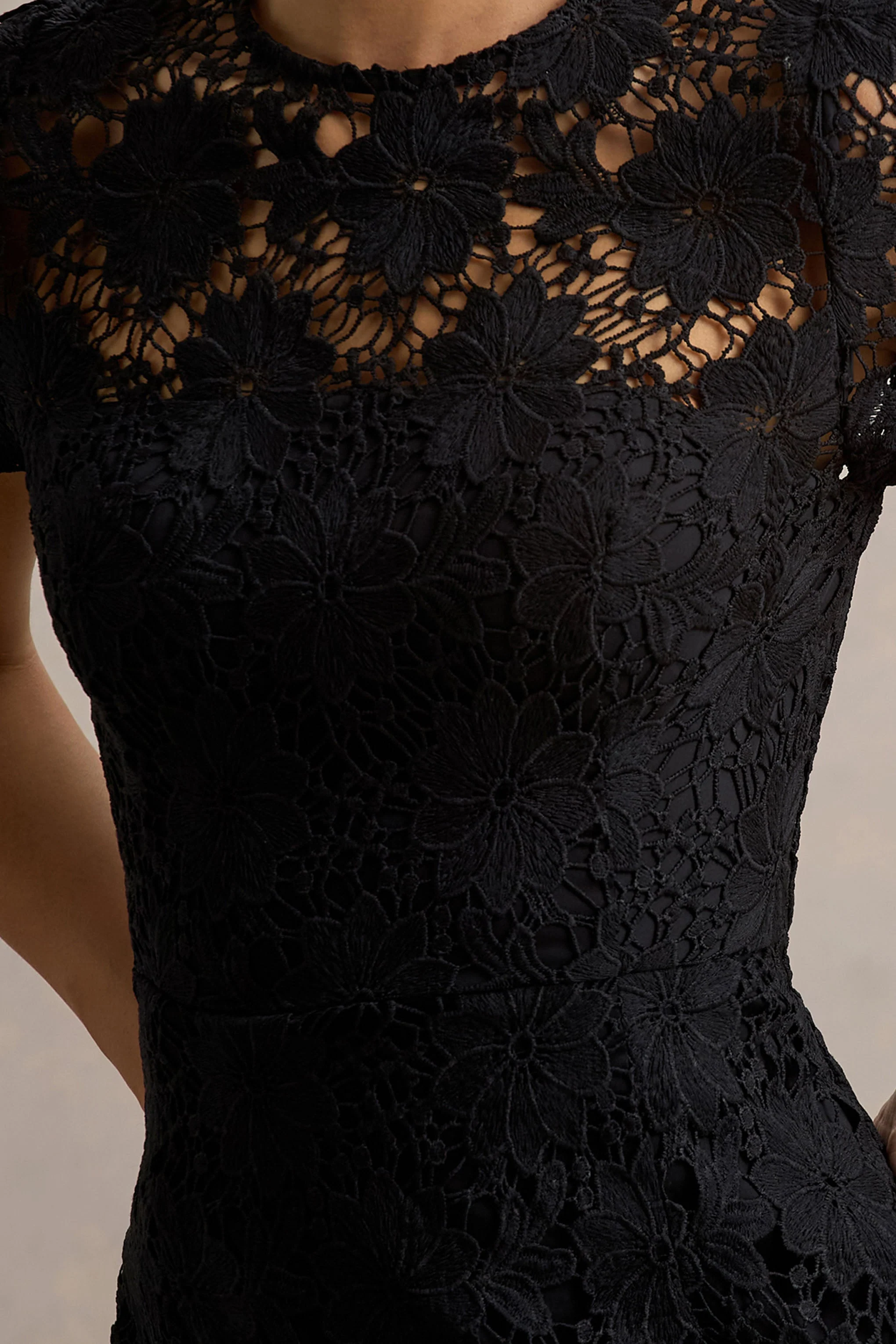 Clarissa | Schwarzes Midikleid aus Spitze mit kurzen Ärmeln - Image 6