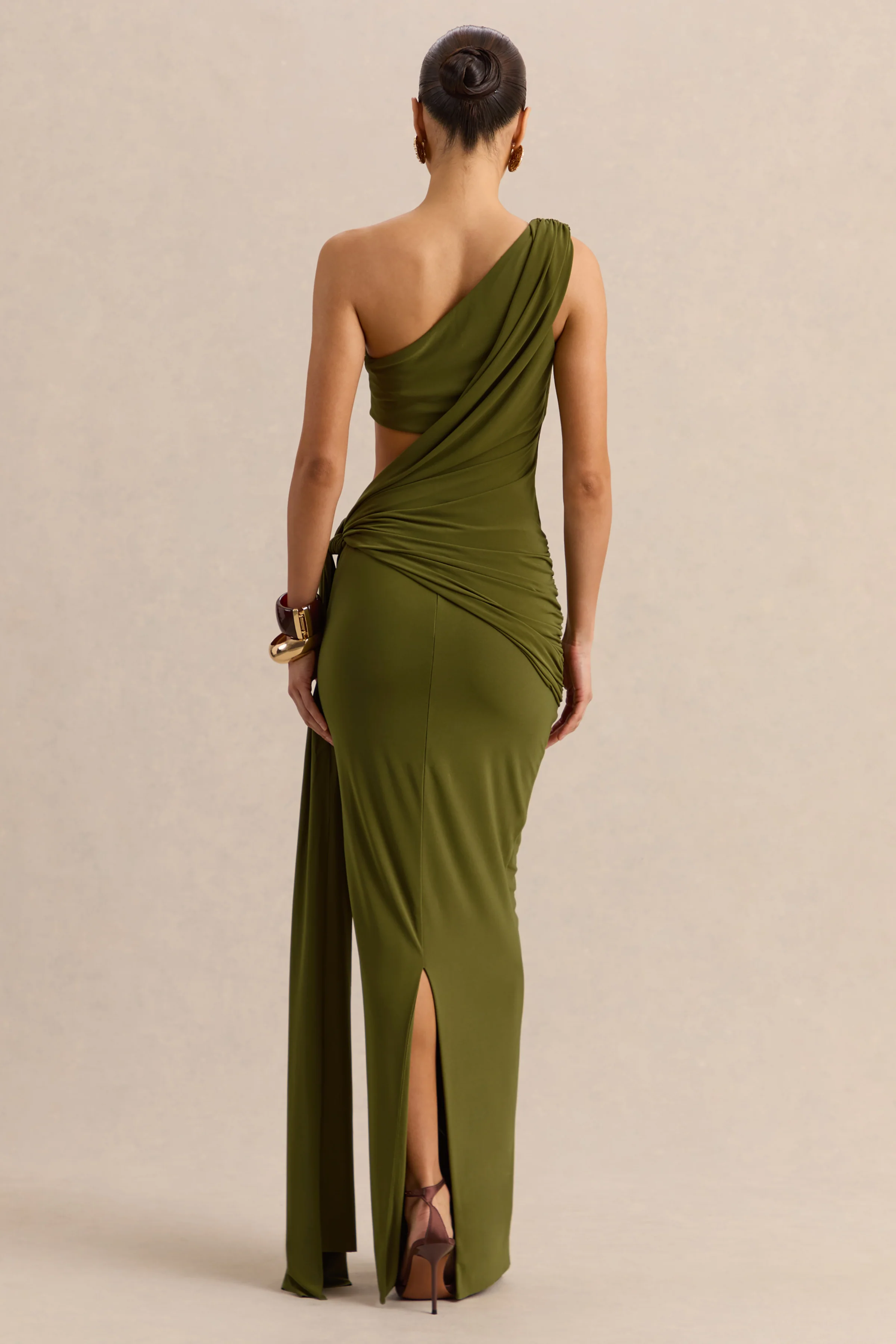 Clarosia | Grünes Maxikleid mit asymmetrischem Ausschnitt, Cut-out-Details und Schärpe - Image 2