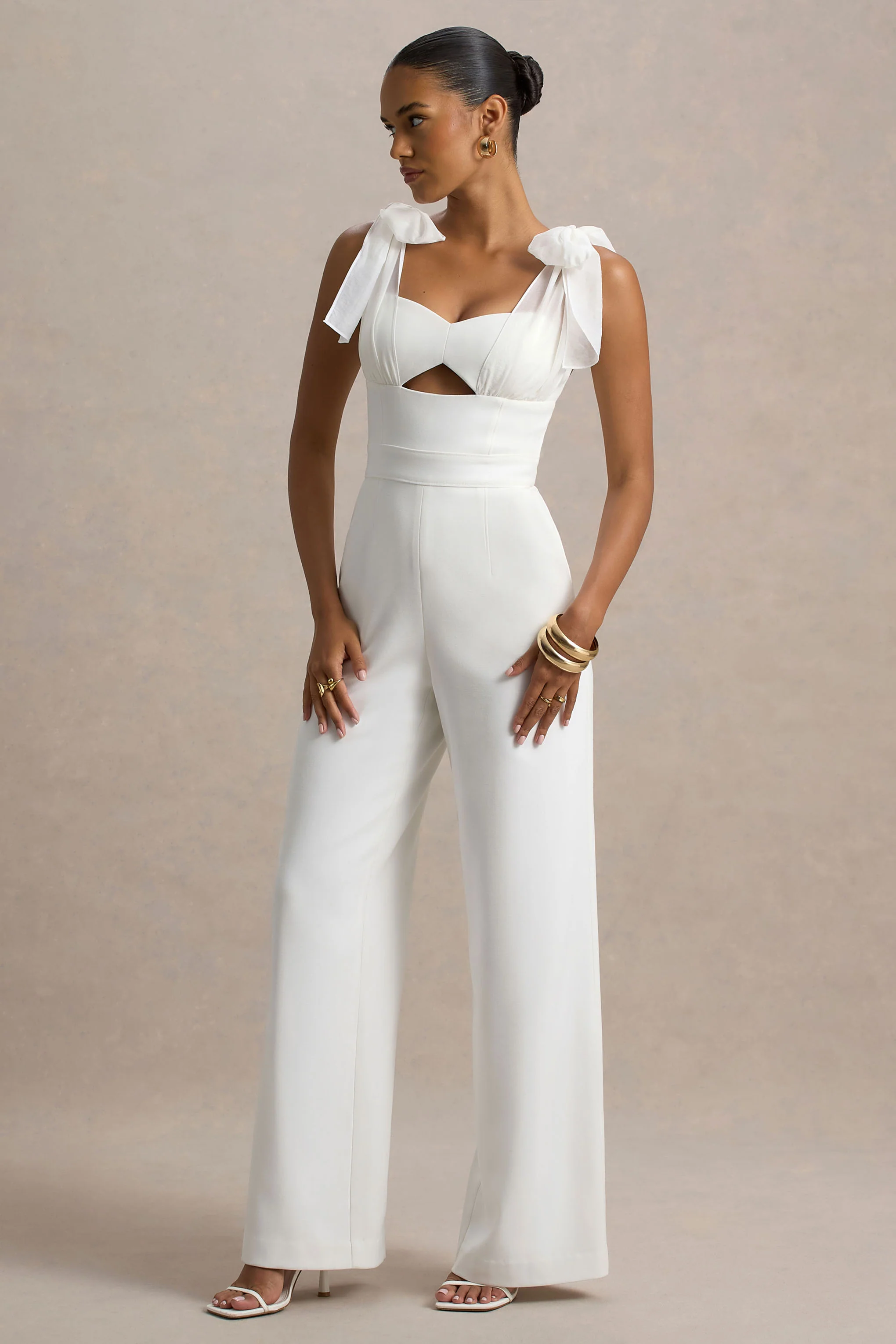 Claudelle | Weißer Jumpsuit mit ausgestelltem Bein und Organza-Schleifen-Trägern - Image 5