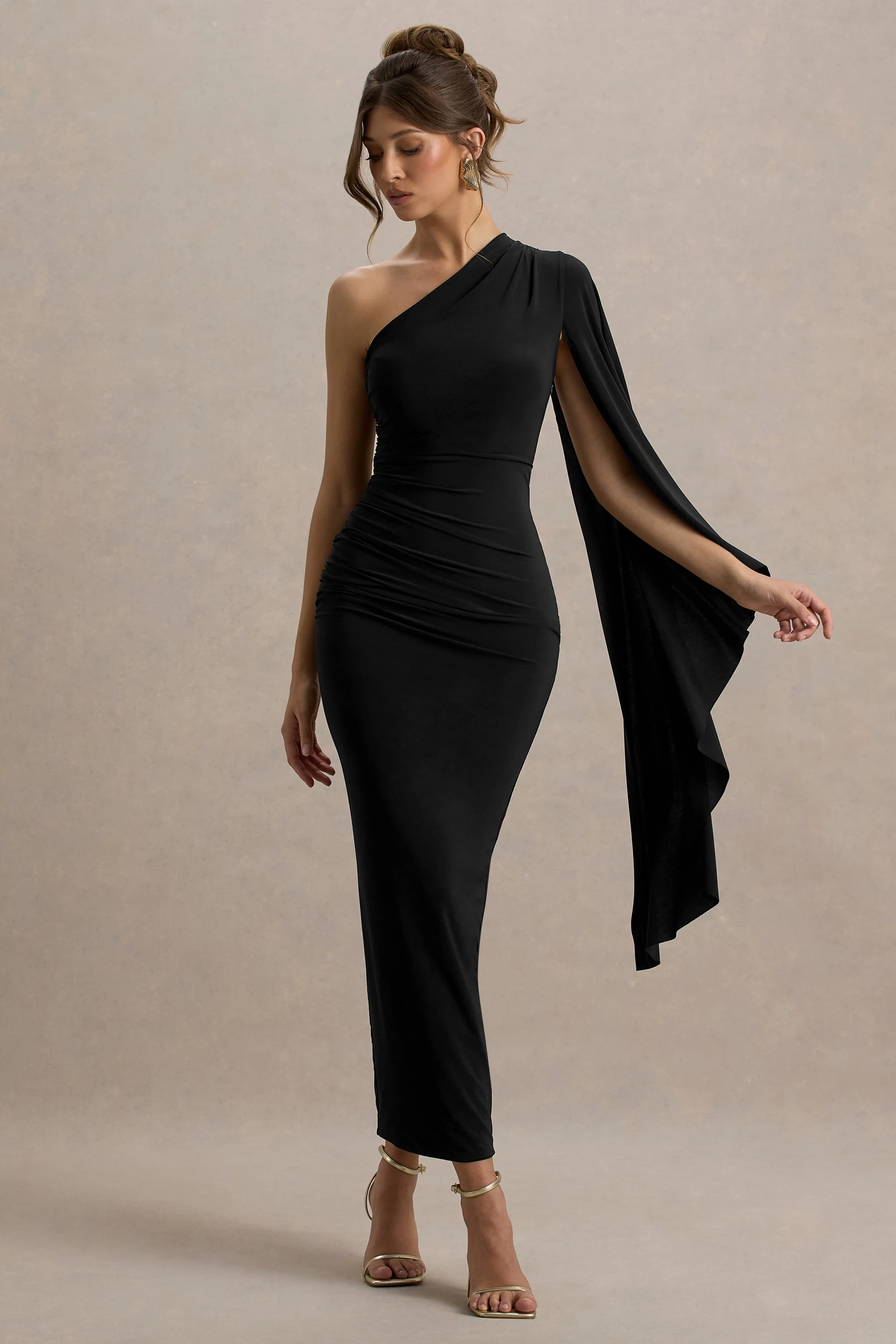 Clementina | Schwarzes asymmetrisches Maxikleid mit Cape-Ärmeln - Image 6