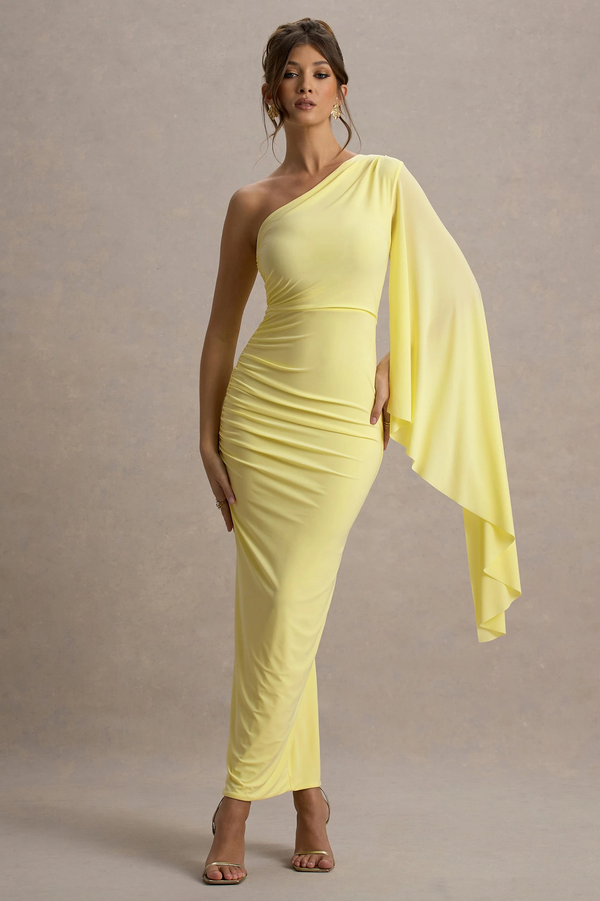 Clementina | Zitronenfarbiges Maxikleid mit asymmetrischen Cape-Ärmeln - Image 4