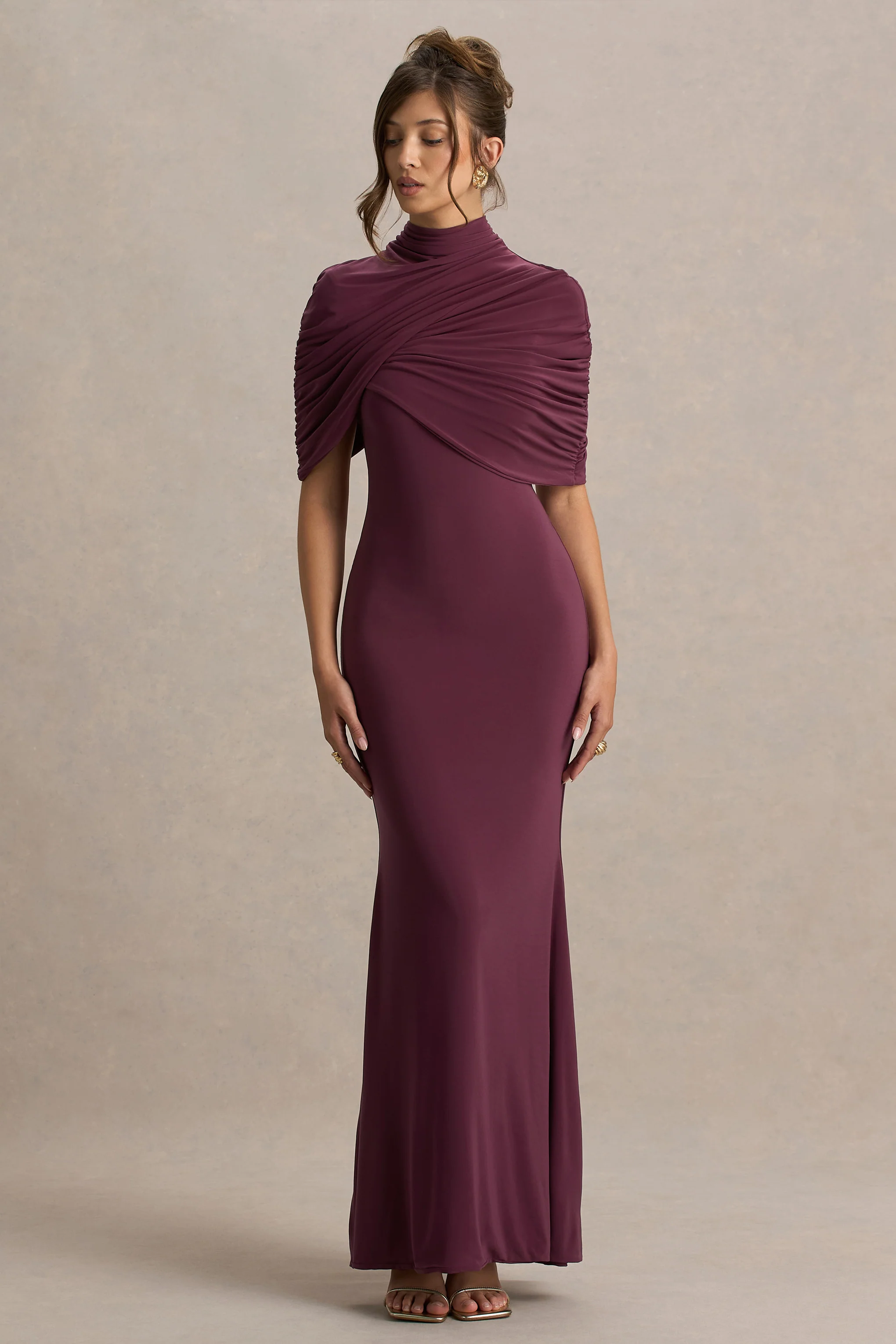 Cleora | Burgunderfarbiges Maxikleid mit gedrehtem Cape-Detail - Image 5