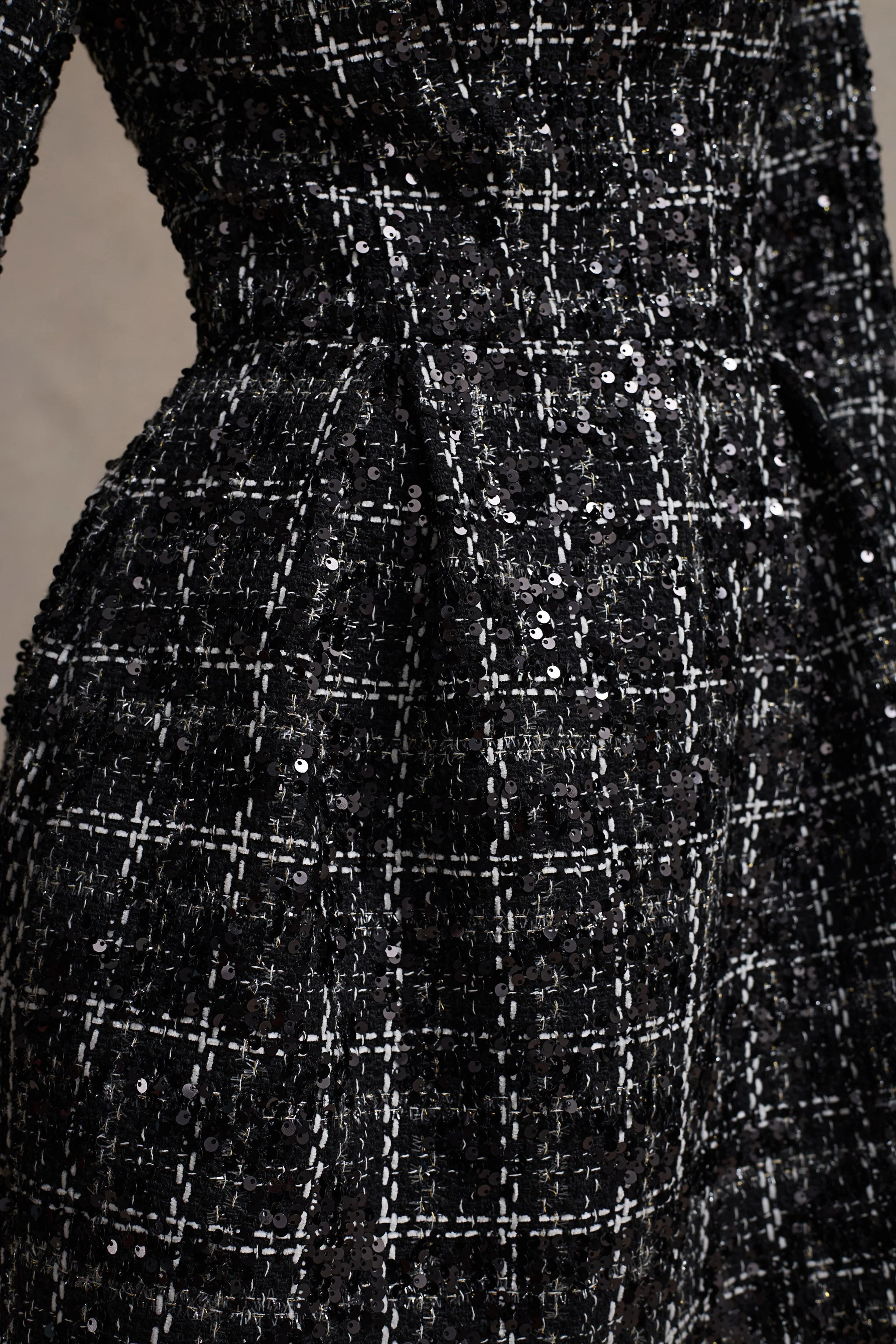 Contessa | Schwarzes Bouclé-Minikleid mit langen Ärmeln - Image 8