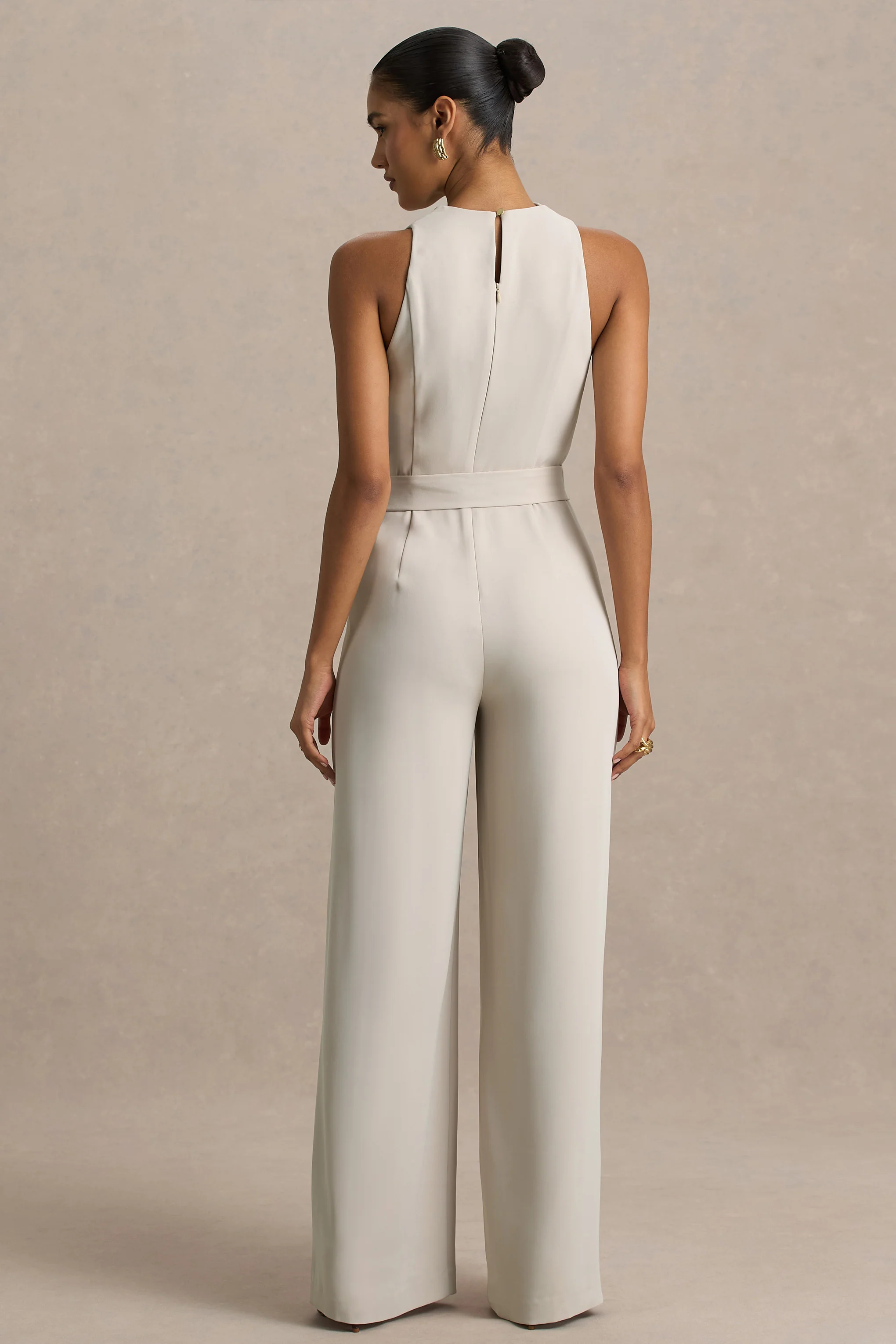 Corina | Jumpsuit in Nude mit Wasserfallausschnitt und Bindegürtel - Image 4