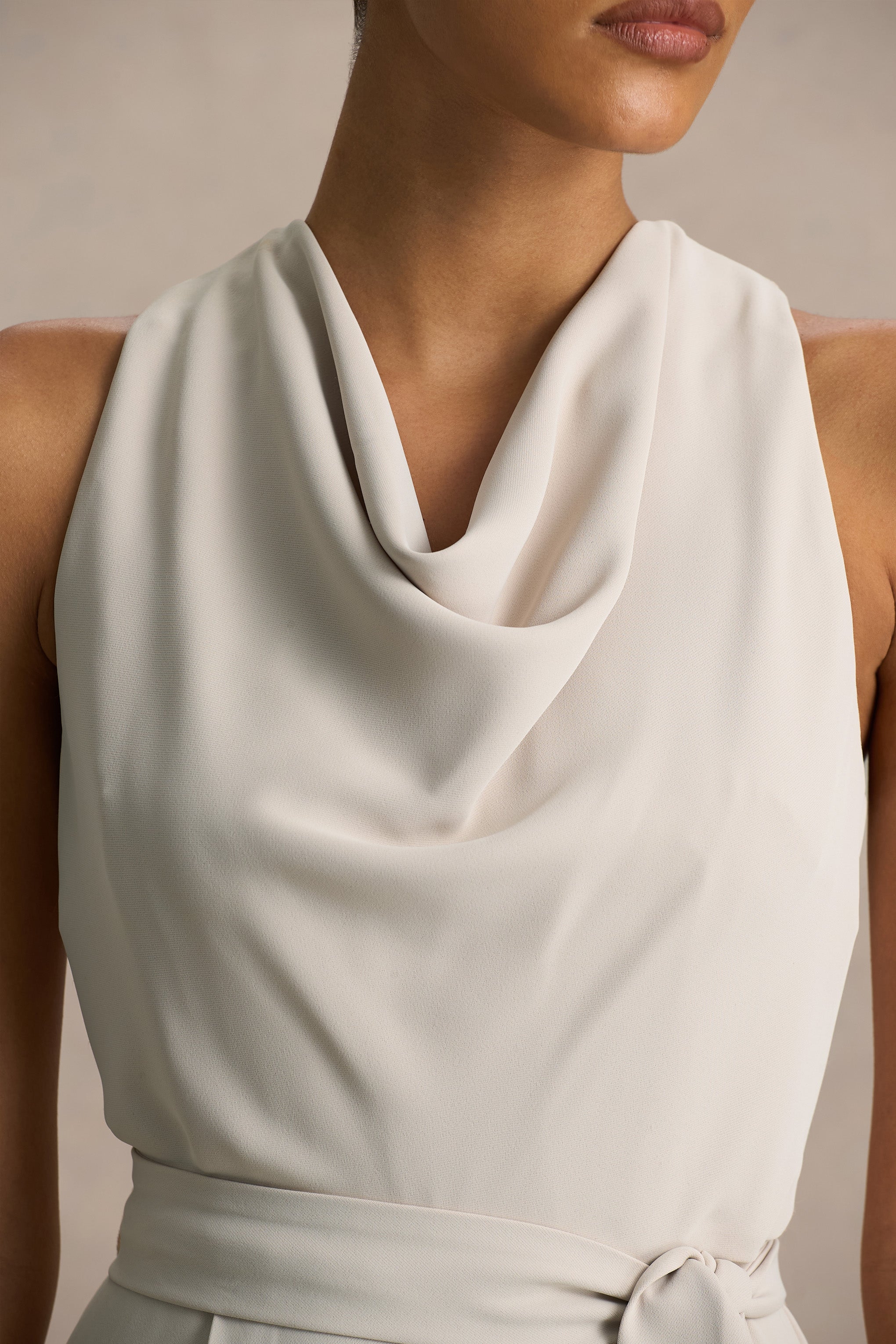 Corina | Jumpsuit in Nude mit Wasserfallausschnitt und Bindegürtel - Image 6