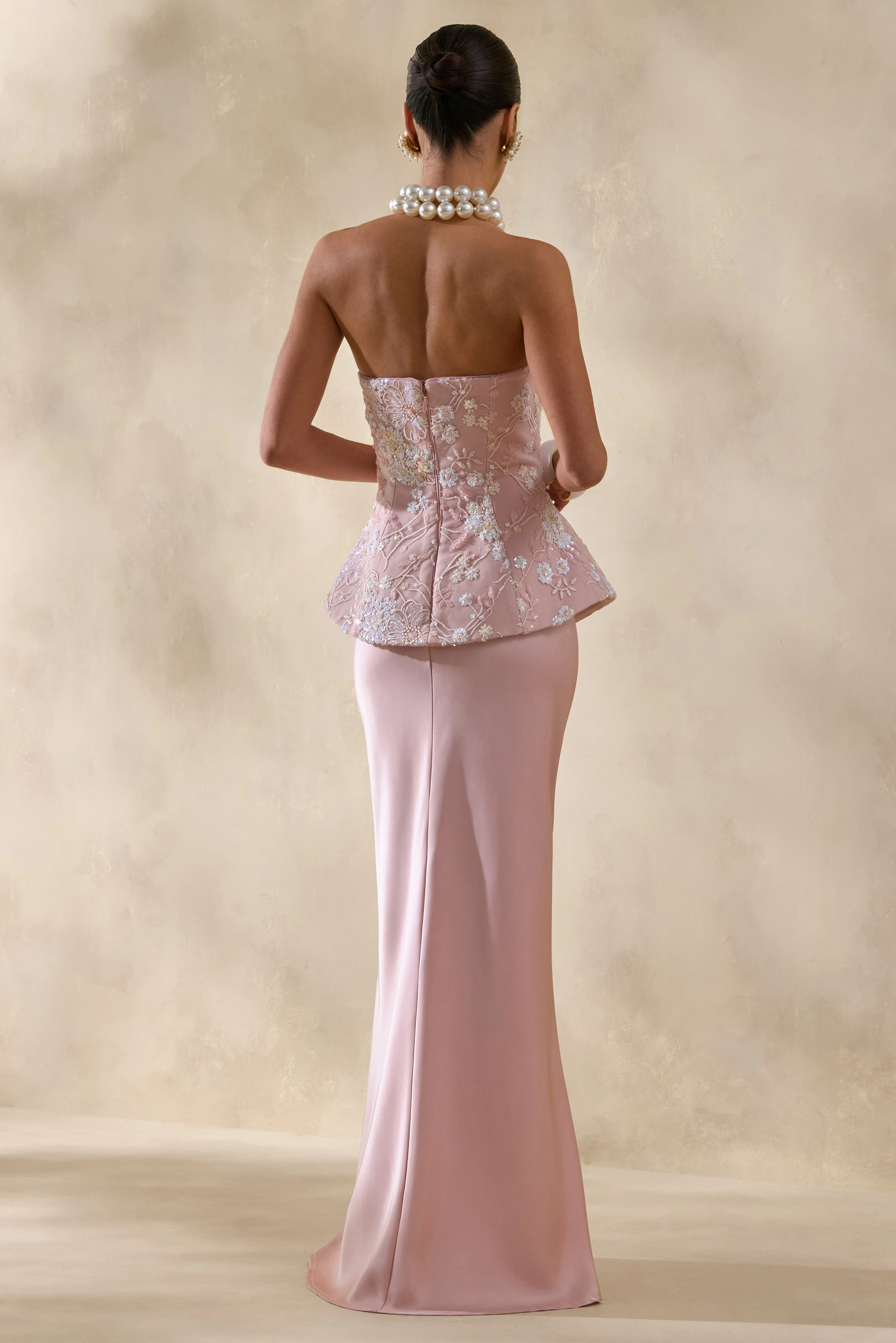 Corvina | Rosa Satin-Maxikleid mit Bandeau-Ausschnitt und Korsettoberteil - Image 3