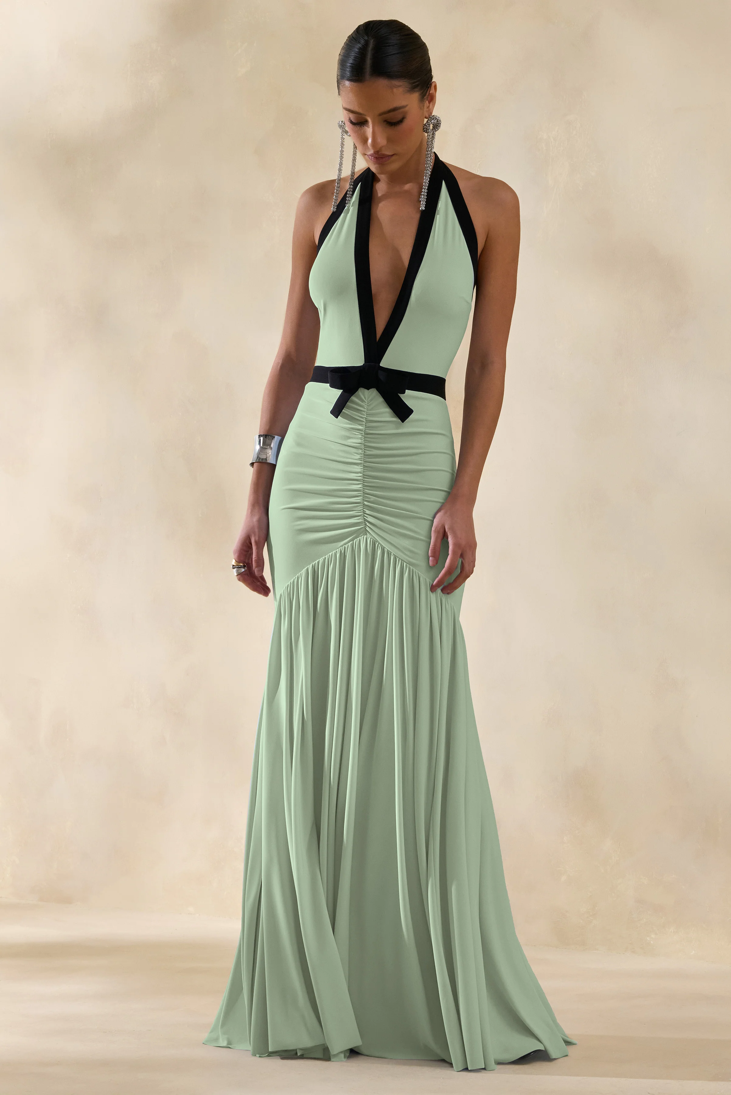 Cosmina | Mintfarbenes Maxikleid mit tiefem Ausschnitt und Schleifendetail - Image 4