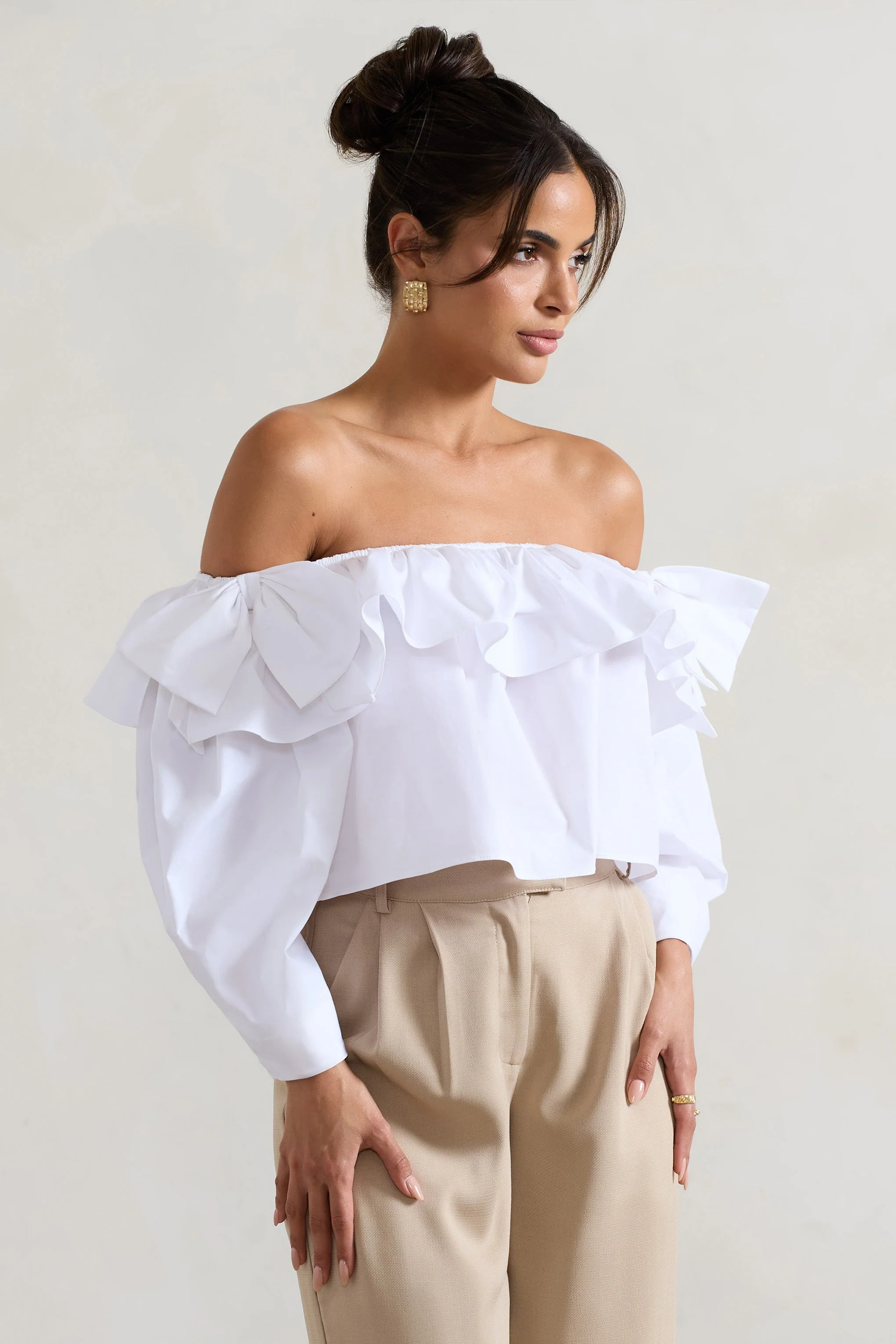 Cove | Weißes Bardot-Oberteil mit Puffärmeln, Rüschen und Schleifen - Image 9