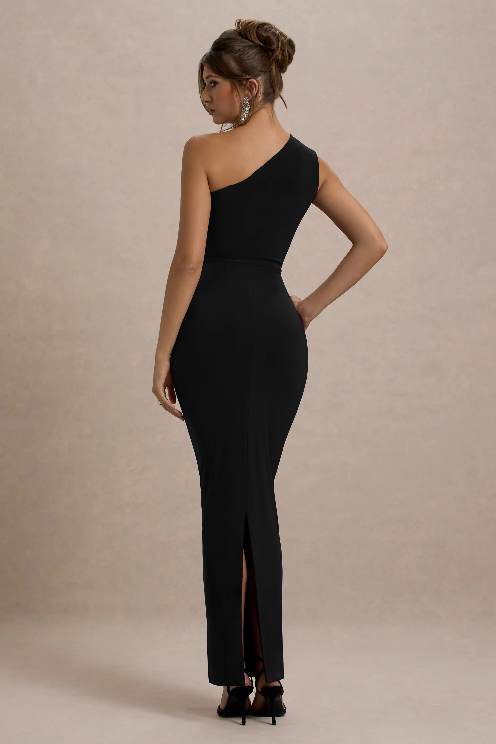 Dalarie | Schwarzes Maxikleid mit einer Schulter und gerafftem Design - Image 2
