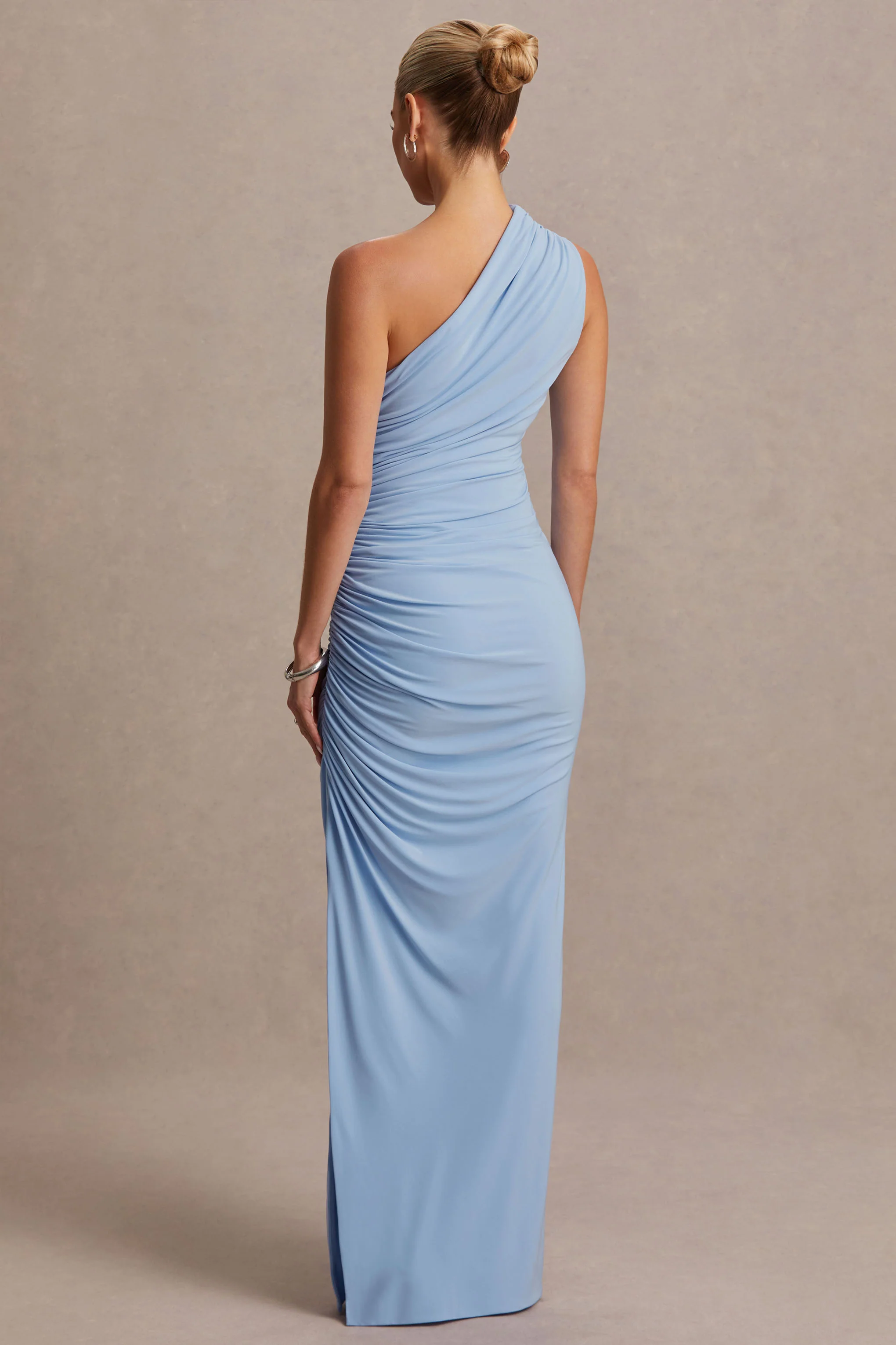 Darcie | Hellblaues Umstands-Maxikleid mit asymmetrischem Ausschnitt - Image 2