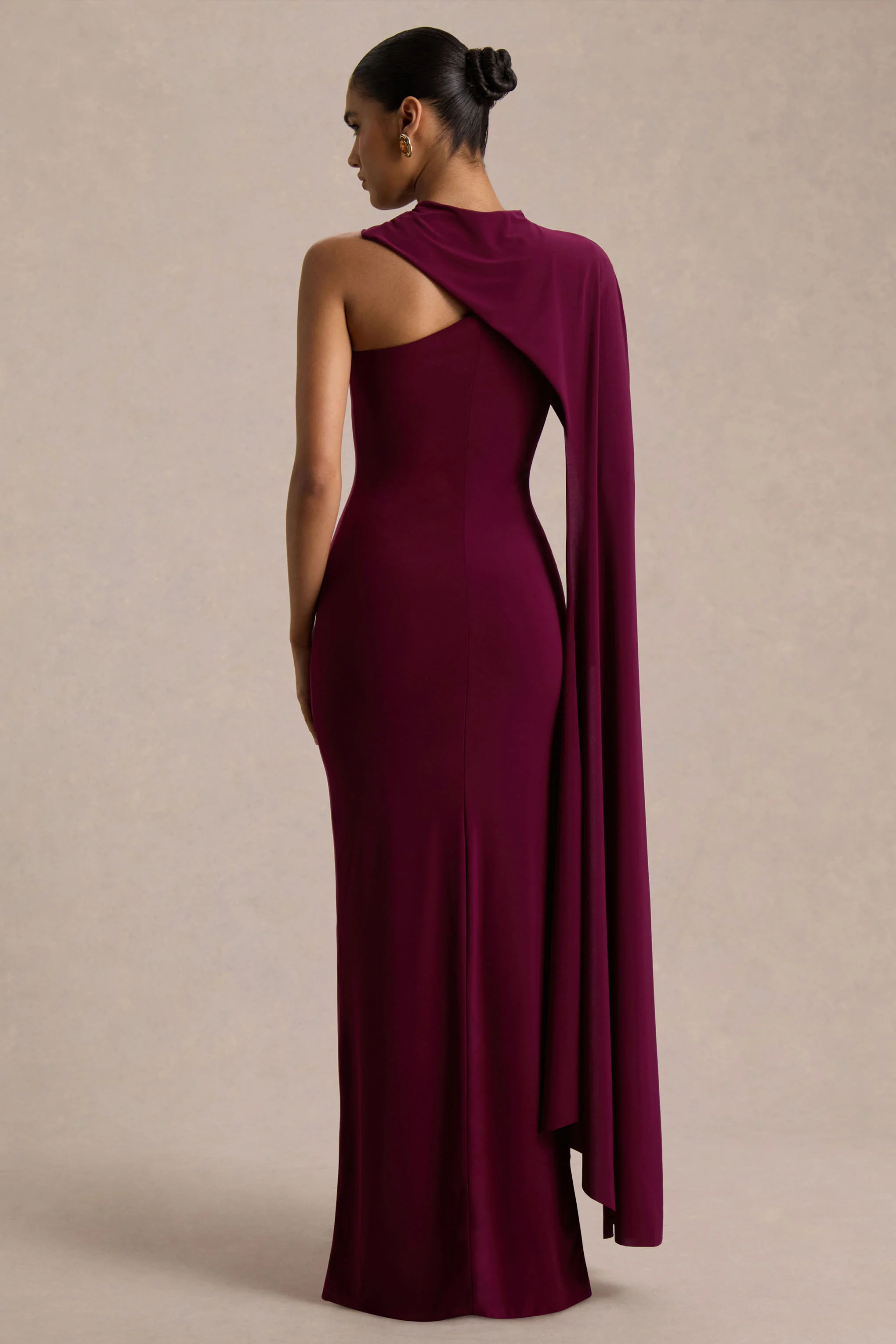Dawn | Burgunderfarbenes Maxikleid mit asymmetrischem Ausschnitt, einem langen Ärmel und Cape - Image 2