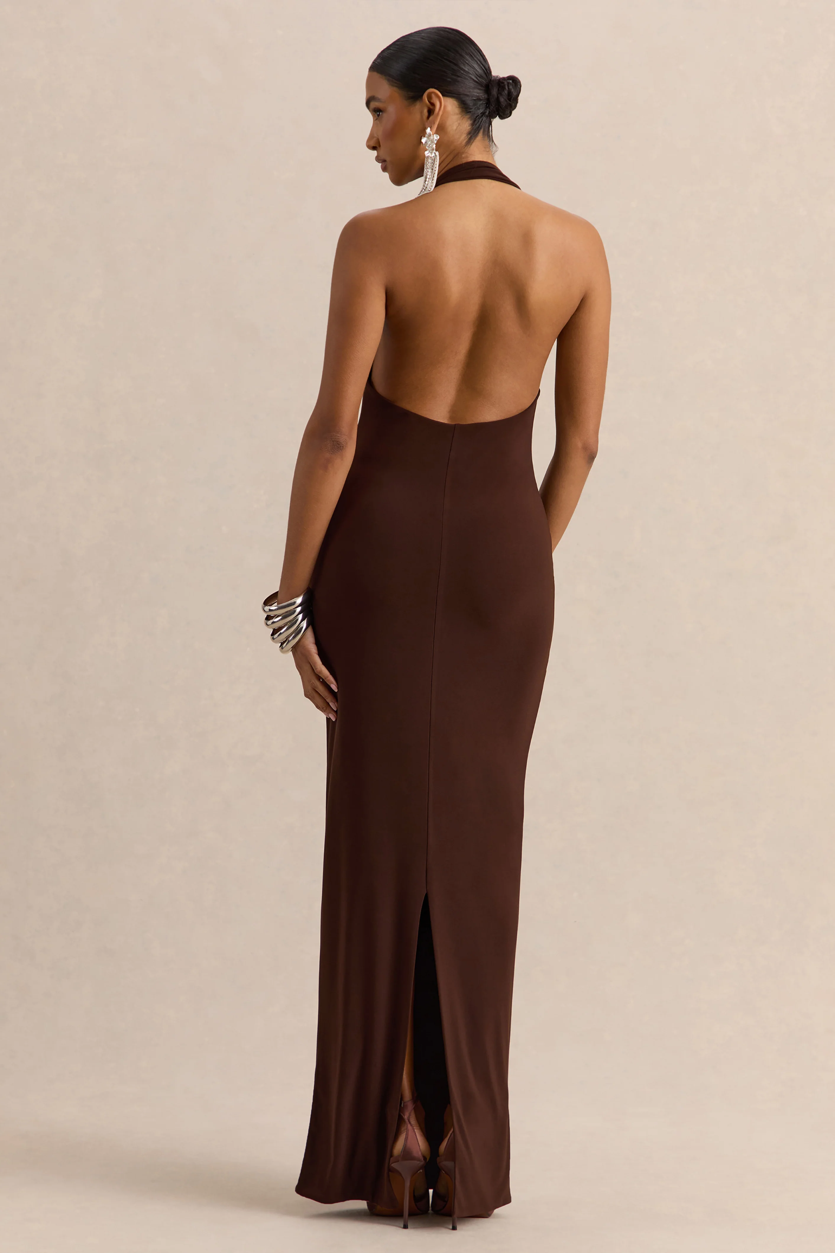 Delisse | Braunes Maxikleid mit asymmetrischem Ausschnitt - Image 2