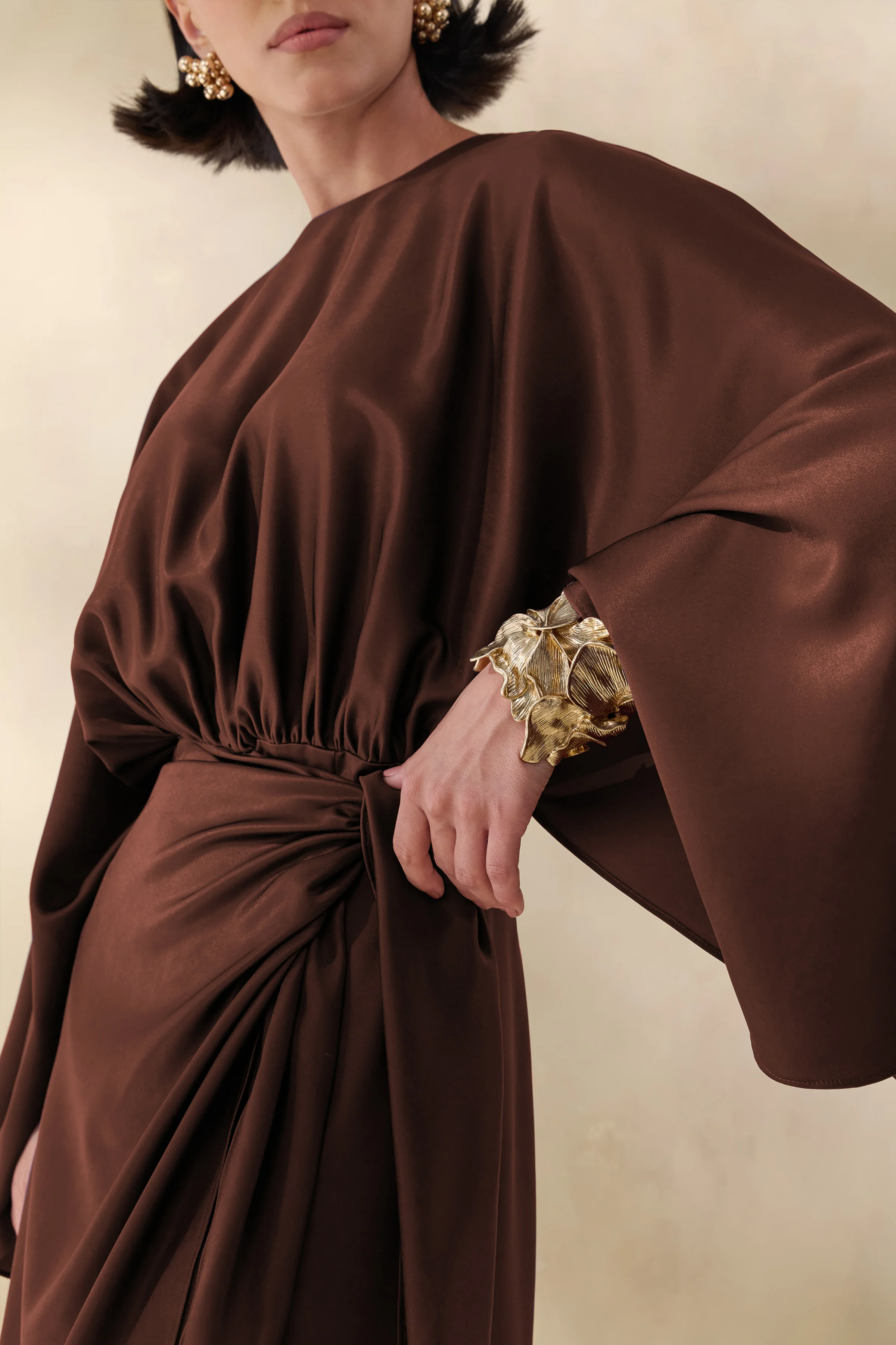 Delphina | Braunes Maxikleid aus Satin mit Raffungen und Knotendetail - Image 3