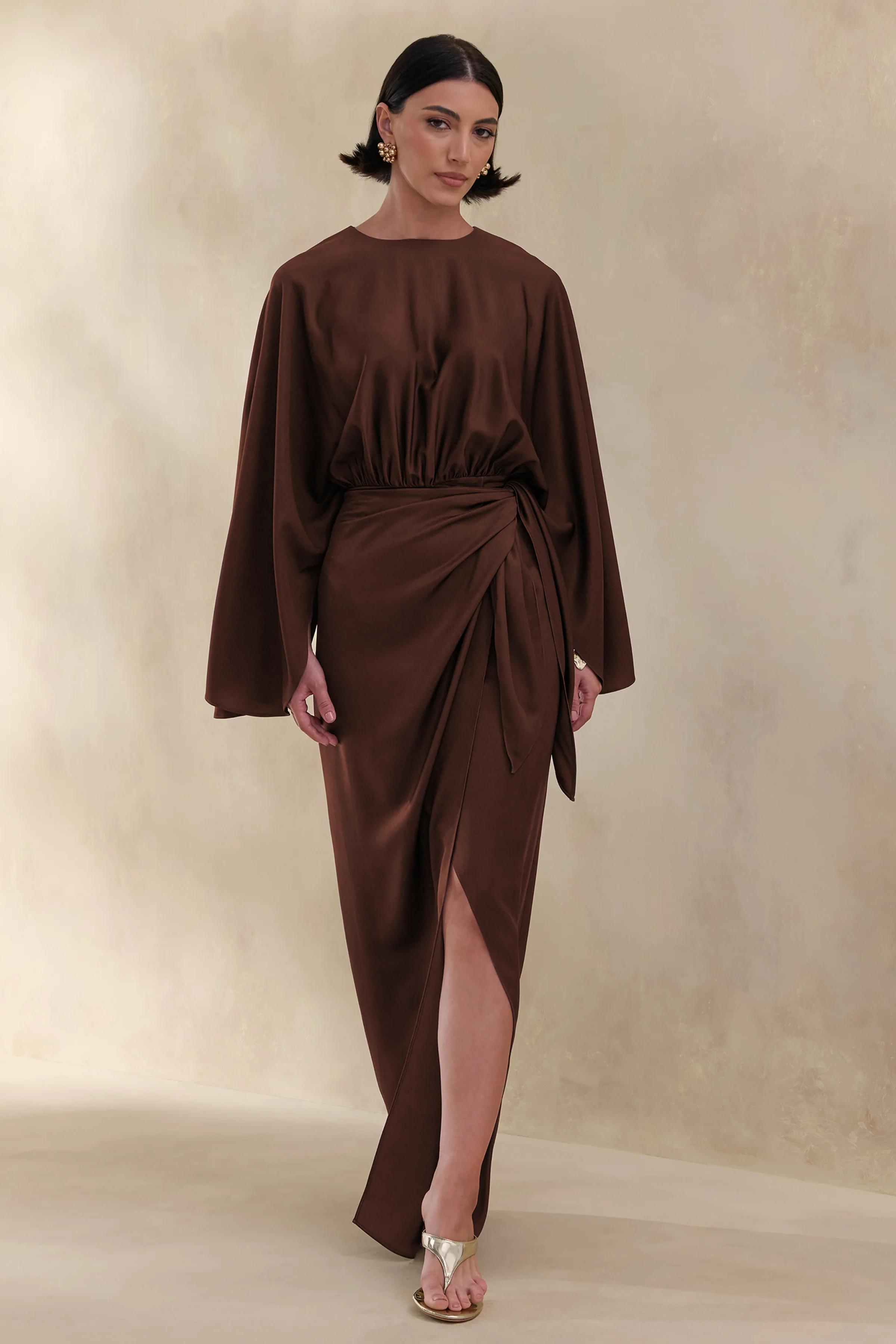 Delphina | Braunes Maxikleid aus Satin mit Raffungen und Knotendetail - Image 6