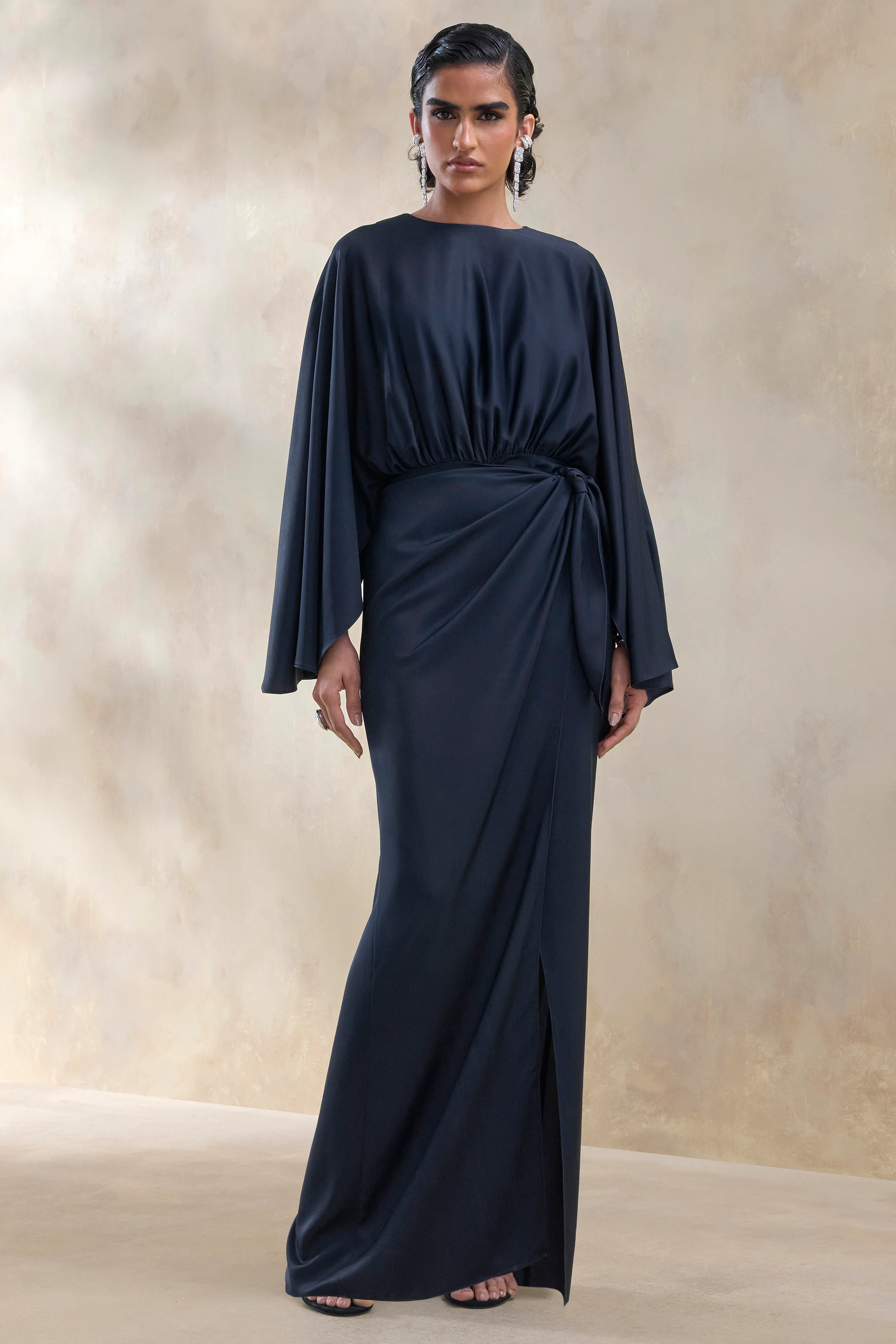 Delphina | Marineblaues Maxikleid aus Satin mit Raffungen und Knotendetail - Image 4