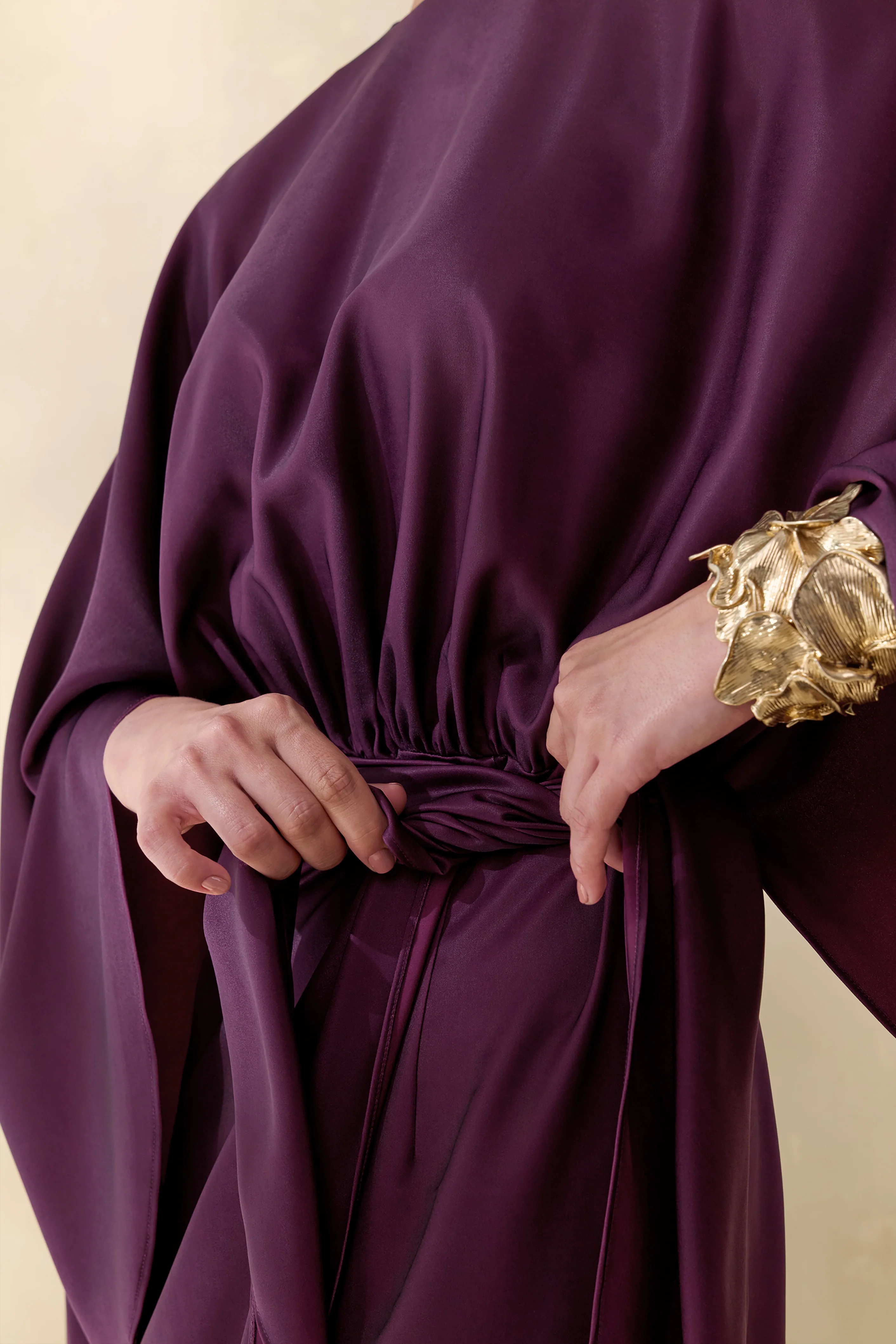 Delphina | Pflaumenfarbenes Maxikleid aus Satin mit Raffungen und Knotendetail - Image 7