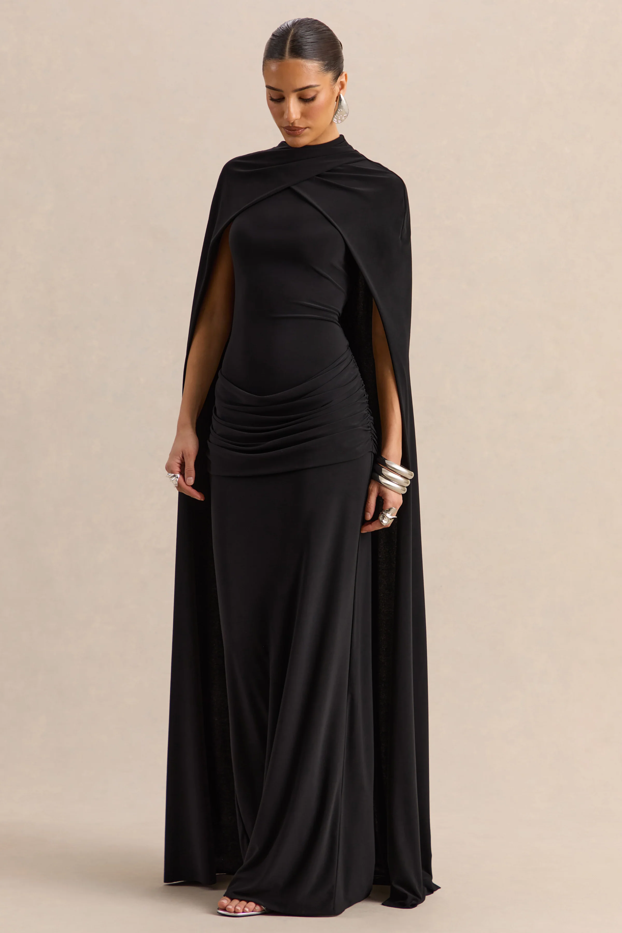Dianelle | Schwarzes Maxikleid mit hohem Ausschnitt und Cape Ärmeln - Image 4