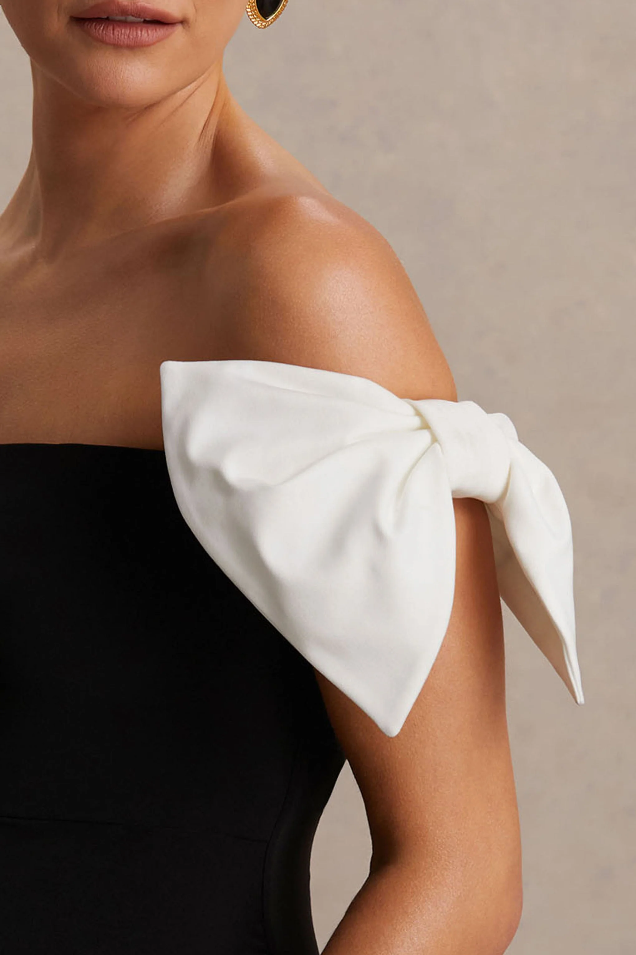 Didi | Schwarz-weißes Umstands-Maxikleid im Bardot-Stil mit Schleifendetail - Image 3