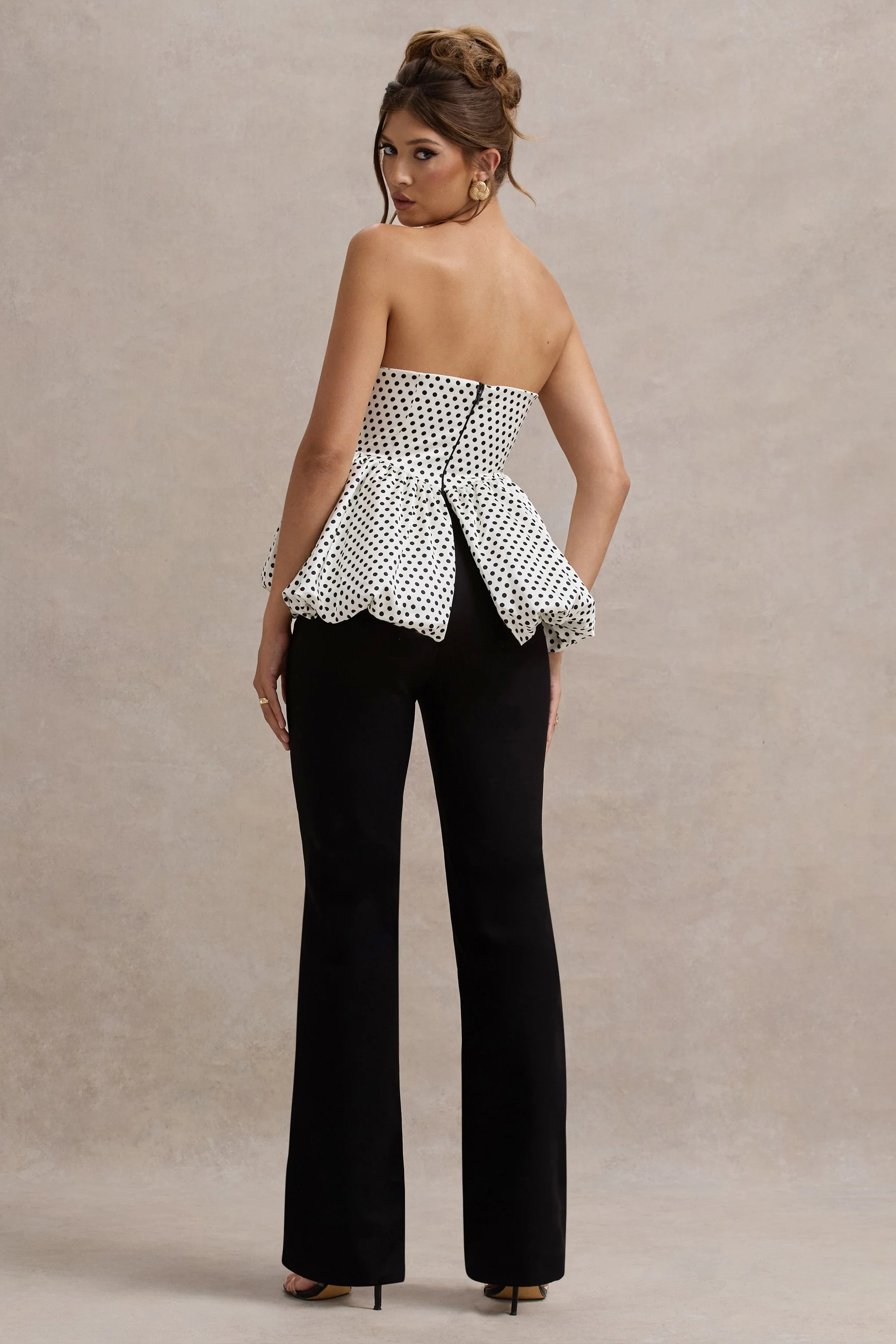 Divina | Weiß und schwarzer Jumpsuit mit Polka-Dots und Rüschen. - Image 2