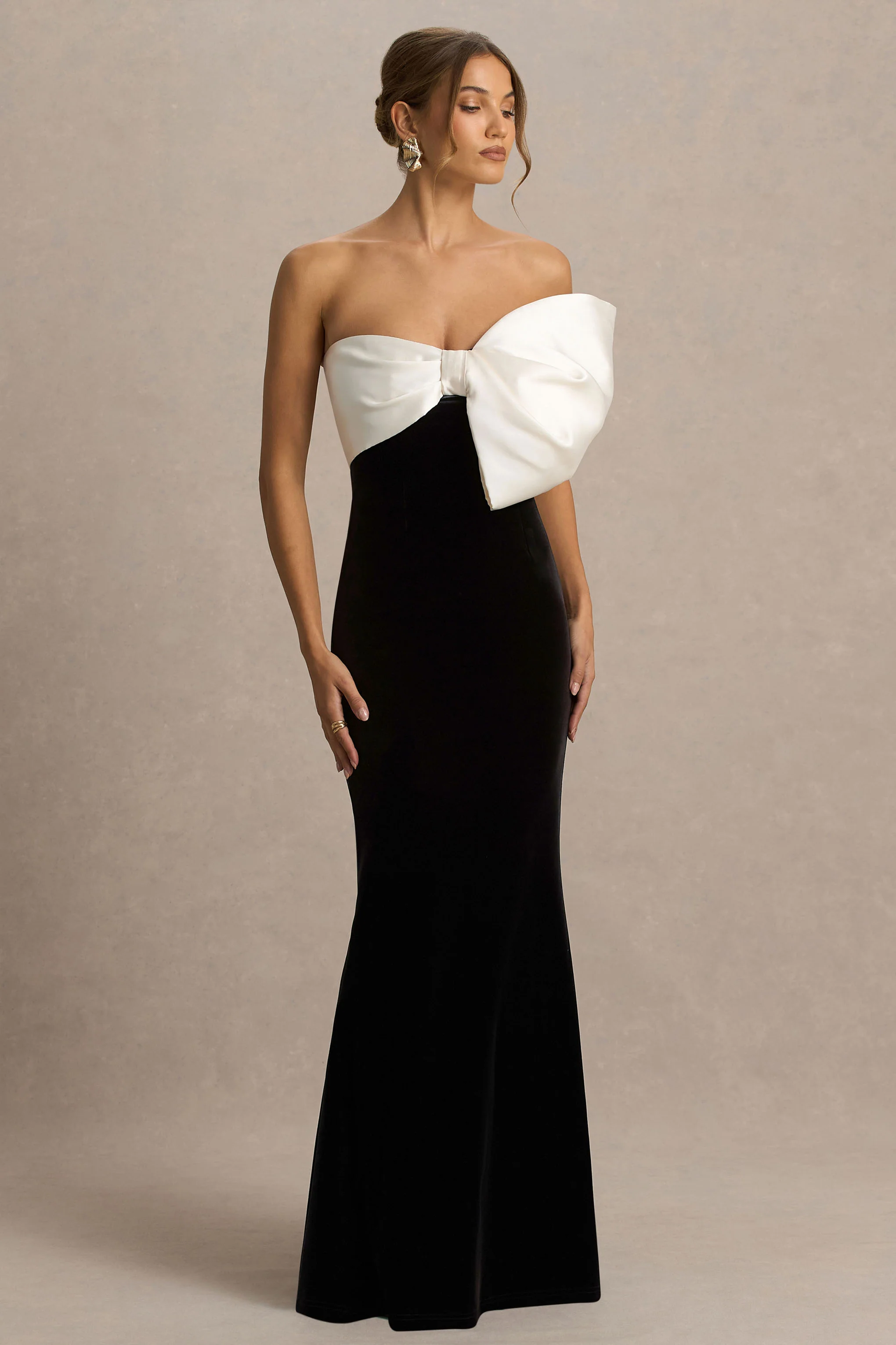 Divulge | Schwarz-weißes Maxikleid aus Samt mit asymmetrischem Ausschnitt und Schleifendetail - Image 4