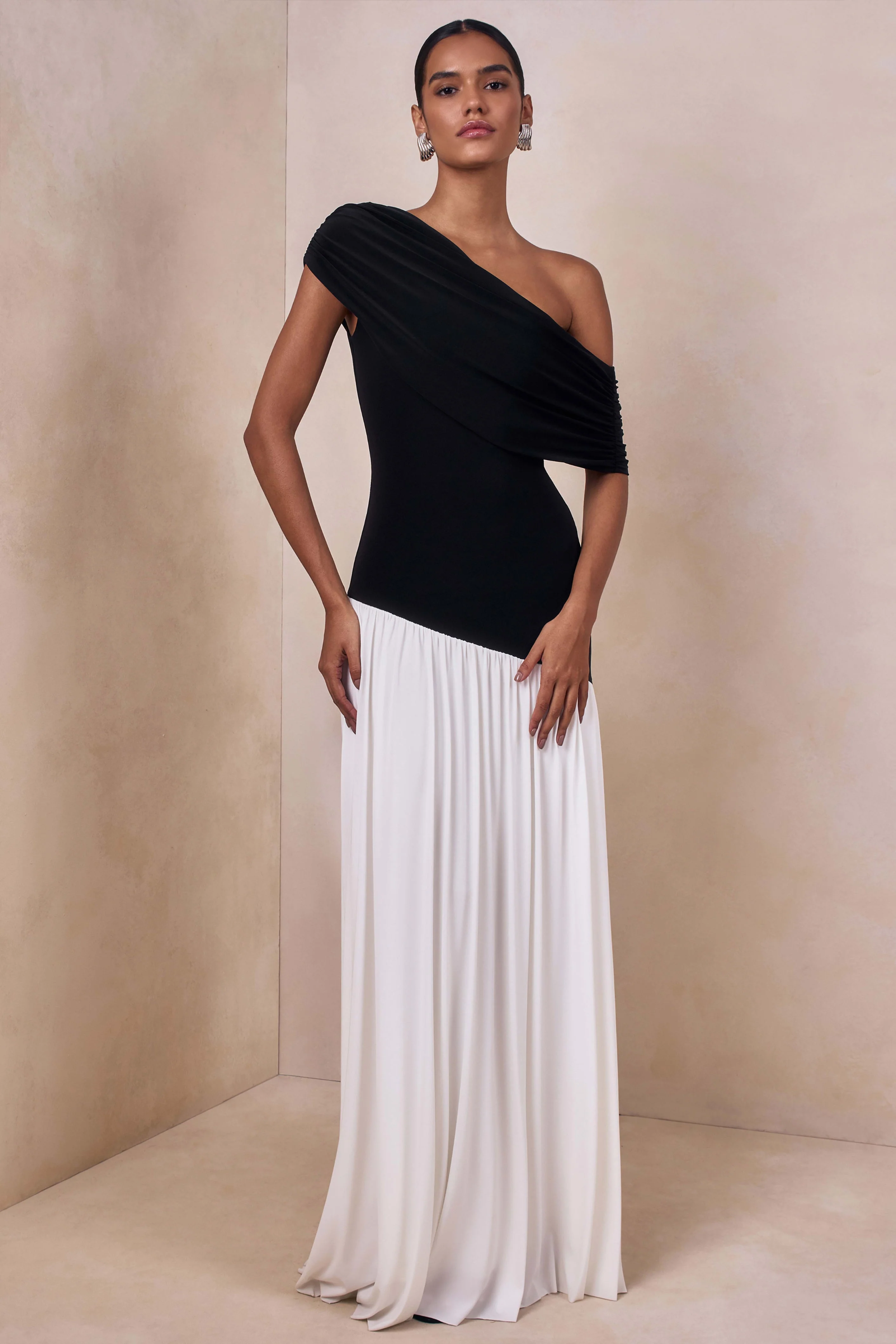 Doroyta | Schwarz-weißes Maxikleid mit asymmetrischem Ausschnitt - Image 4
