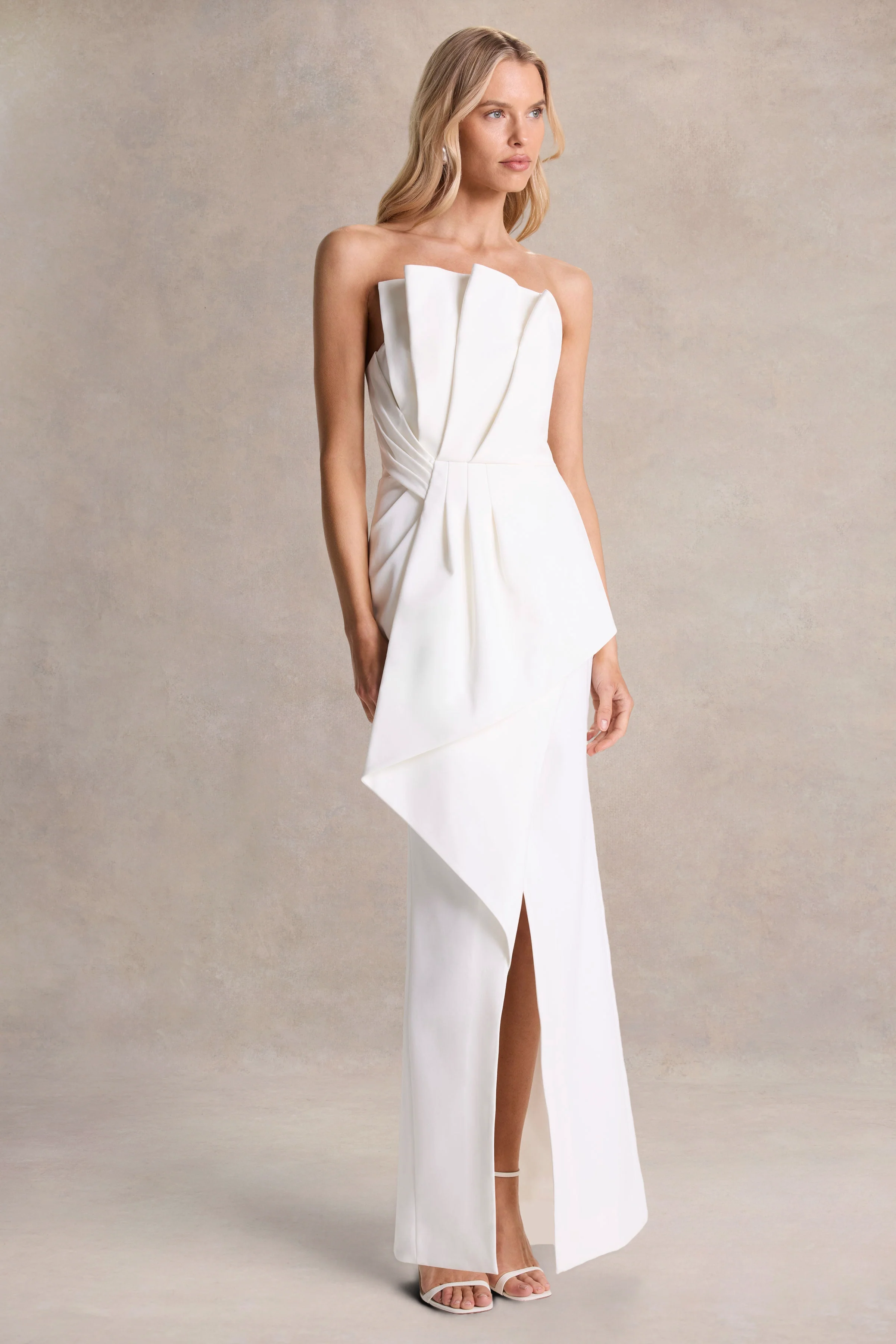 Dreamy Whispers | Cremefarbene schulterfreie Maxikleid mit Rüschen und Schlitz - Image 5