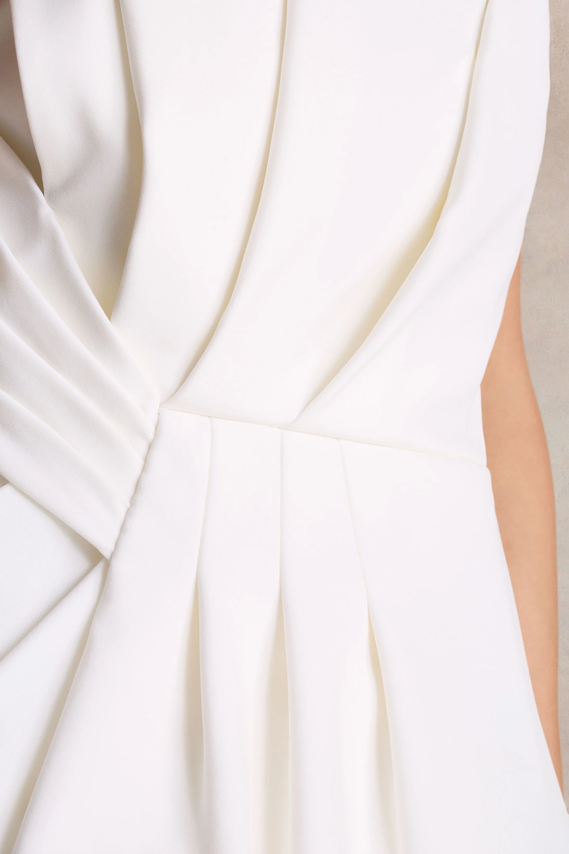 Dreamy Whispers | Cremefarbene schulterfreie Maxikleid mit Rüschen und Schlitz - Image 6
