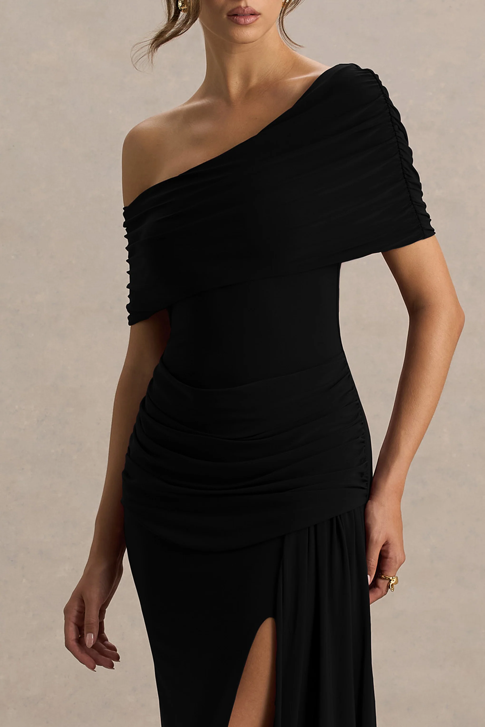 Dynasty | Schwarzes Maxikleid mit asymmetrischem Ausschnitt, Raffungen und hohem Beinschlitz - Image 4