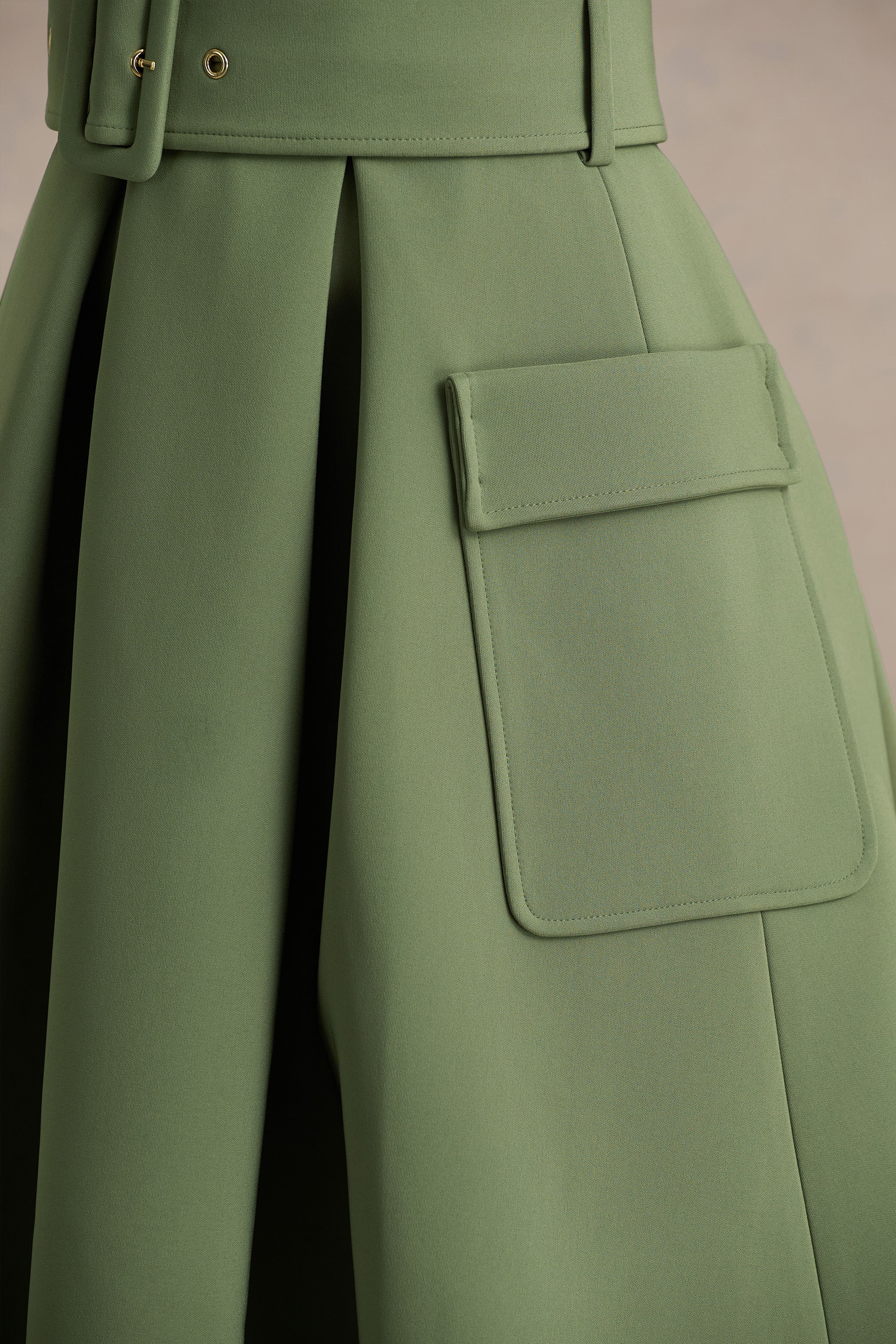 Elisia | Olivfarbenes Midikleid mit Rundhalsausschnitt und Gürtel - Image 6