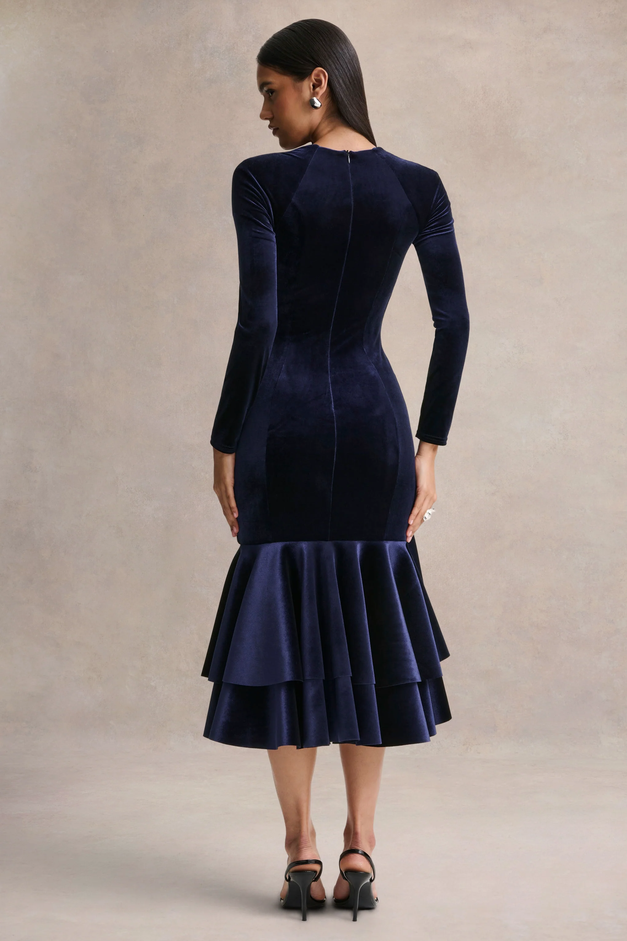 Emberlyn | Marineblaues Samt-Midikleid mit Rundhalsausschnitt und Fischschwanz-Saum - Image 2