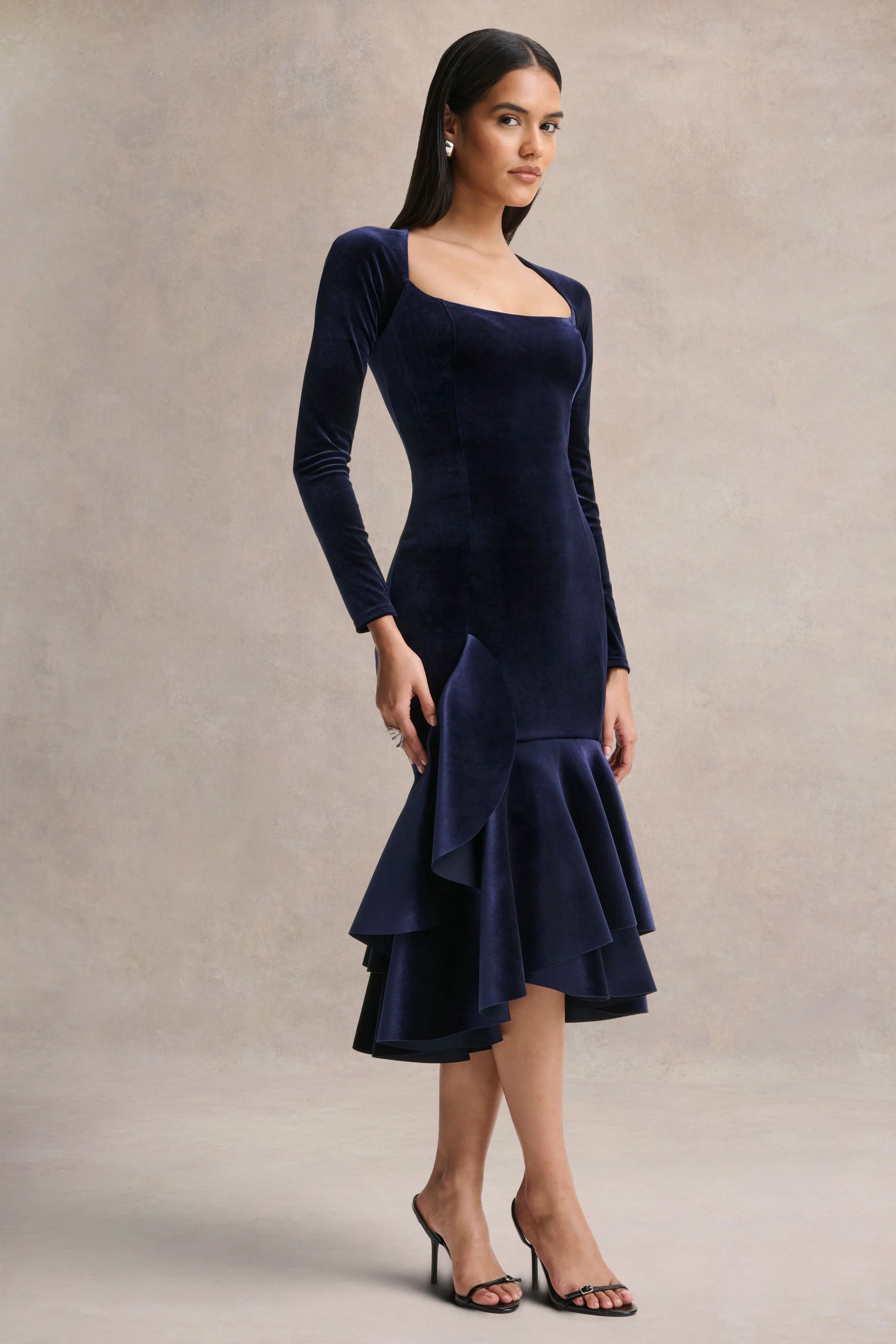 Emberlyn | Marineblaues Samt-Midikleid mit Rundhalsausschnitt und Fischschwanz-Saum - Image 4