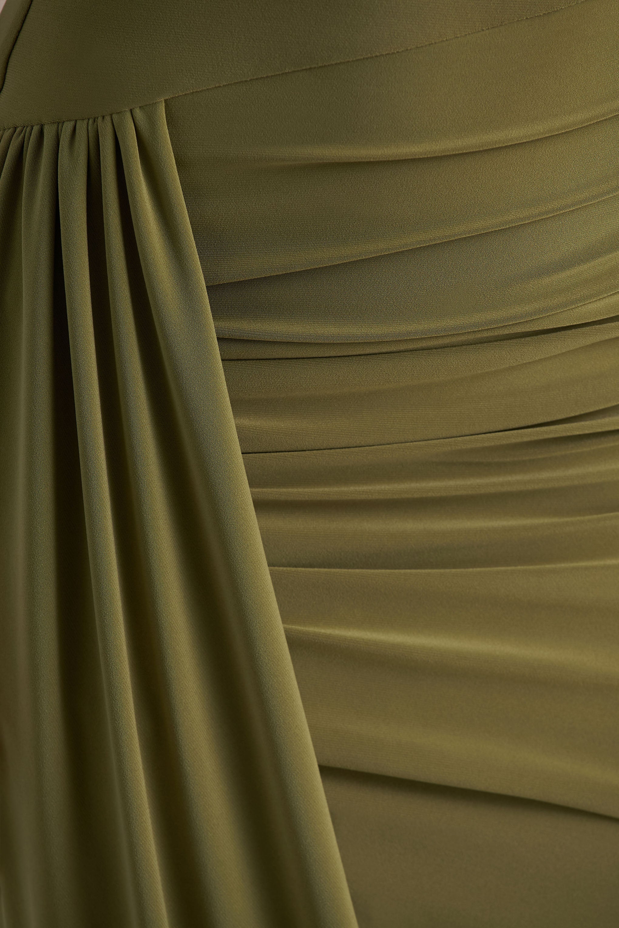 Enchant | Olivfarbenes Maxikleid mit asymmetrischem Twist und Cape - Image 5